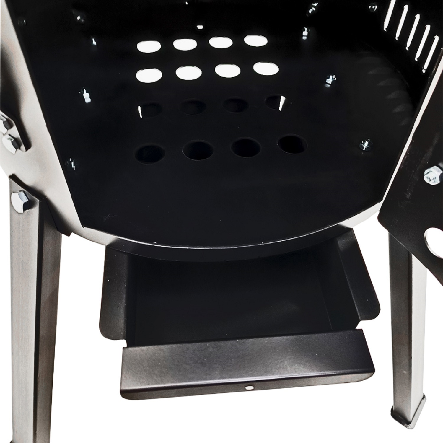 Schwarzer BBQ-Grill mit einem Tablett und einer Metallstruktur.