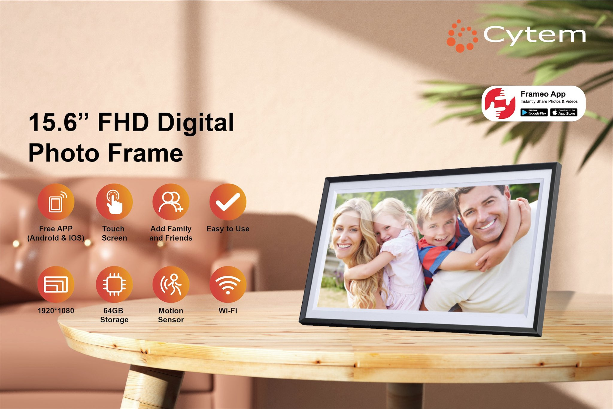 Ein digitaler Bilderrahmen mit einem Familienfoto. Der Rahmen hat einen schwarzen Rand und steht auf einem Holztisch.