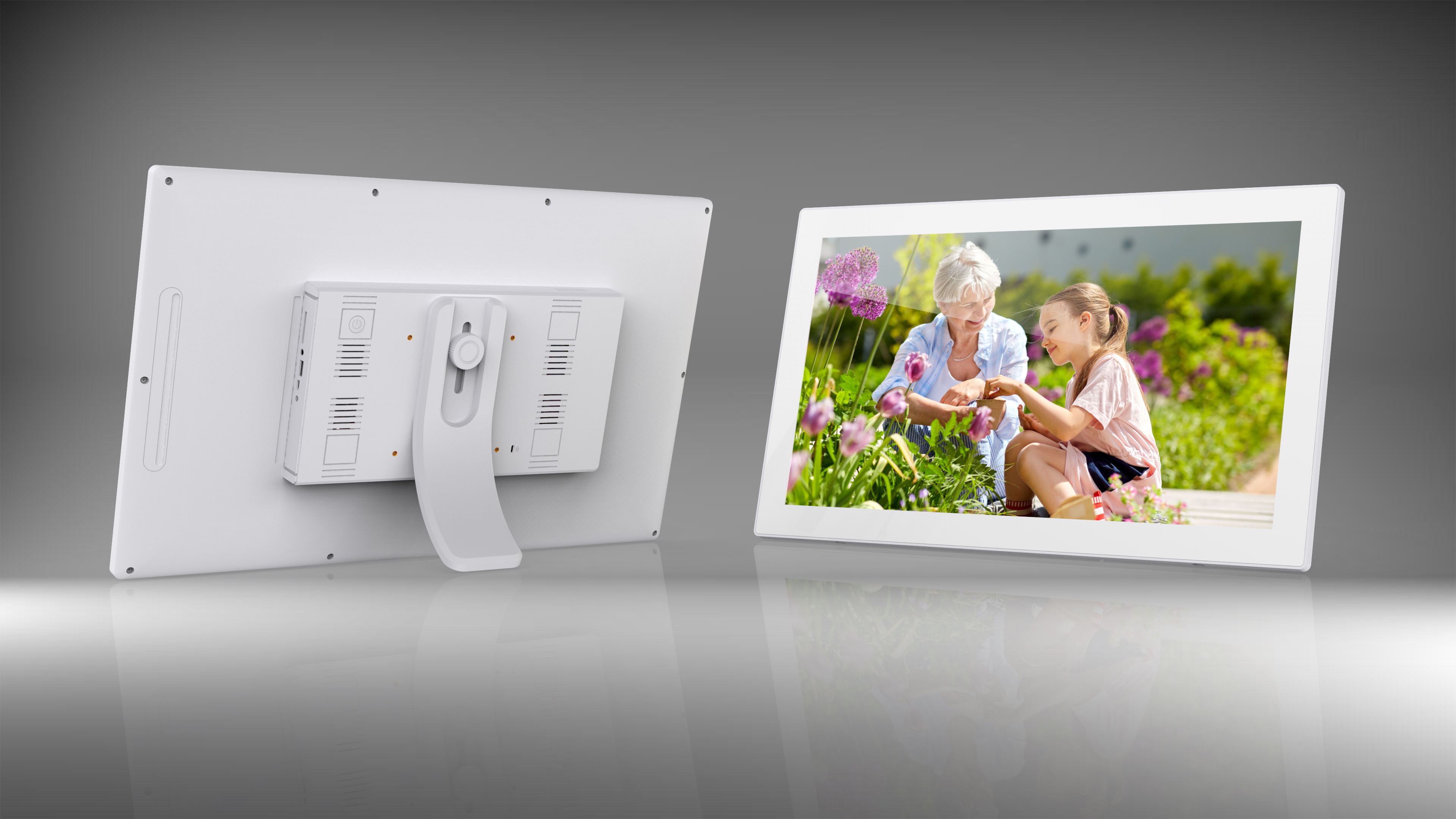 Ein digitaler Bilderrahmen mit zwei Bildern. Ein Rahmen zeigt eine Frau und ein Mädchen im Garten.