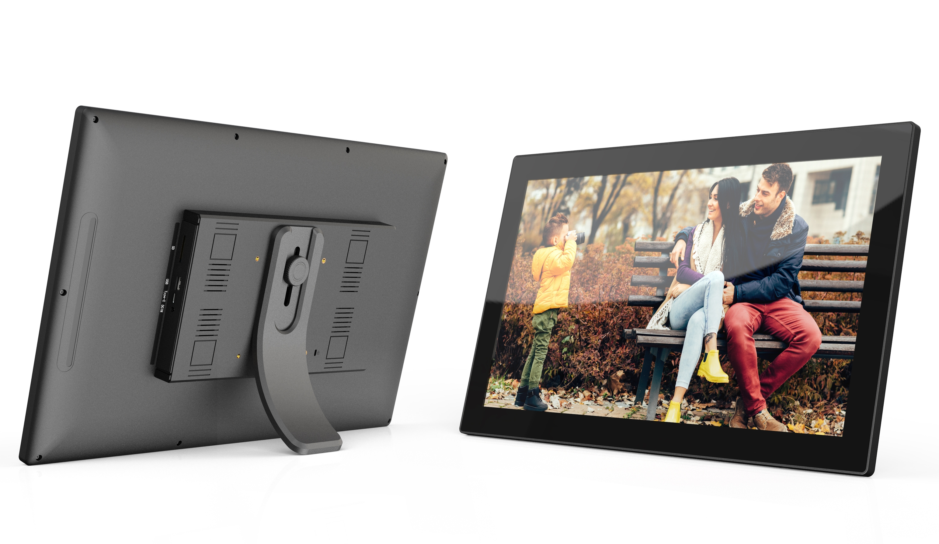 Digitaler Fotorahmen mit Familienfoto. Rückansicht zeigt den Ständer. Weißer Hintergrund.