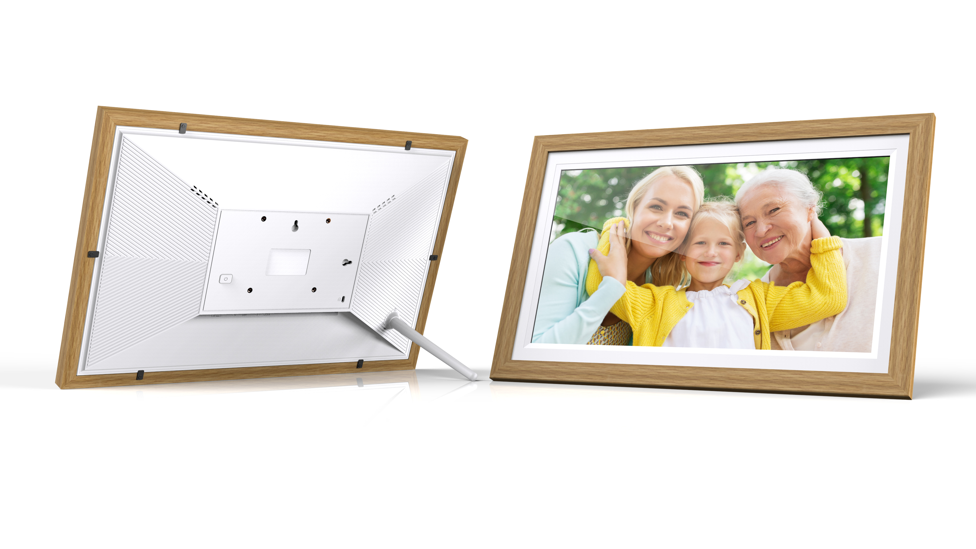 Zwei digitale Bilderrahmen. Einer zeigt ein Familienfoto von drei Personen. Der andere zeigt die Rückseite.