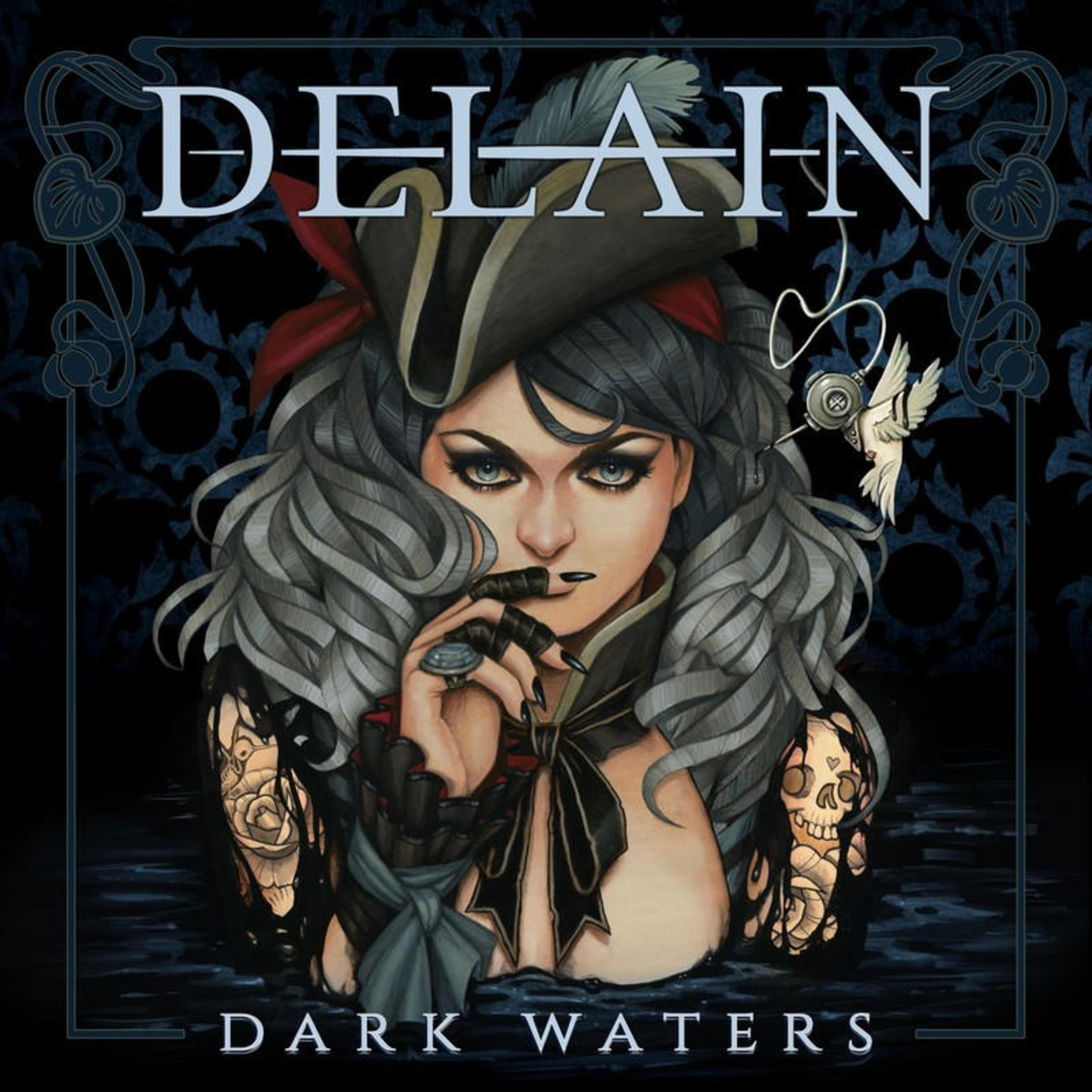 Pochette de l'album de Delain - Dark Waters. Une femme avec un chapeau de pirate, des cheveux sombres et un tatouage de crâne est présentée.