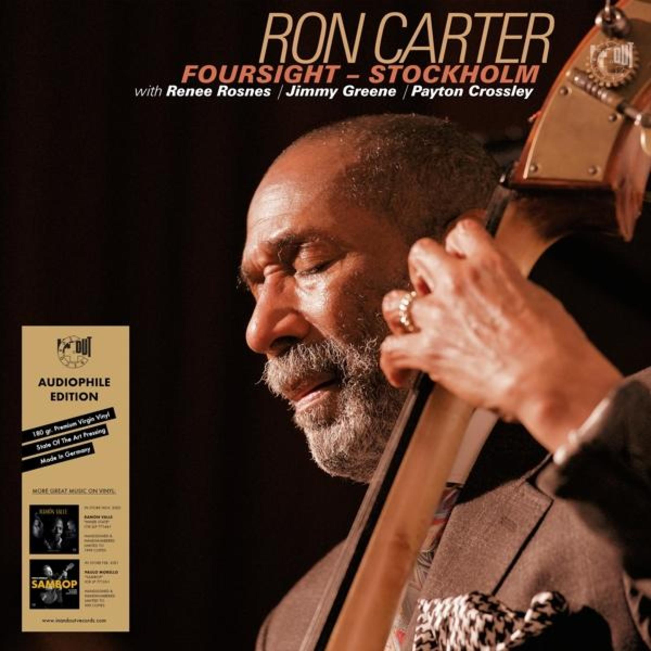 Gros plan de Ron Carter jouant de la contrebasse, pochette d'album avec texte sur le côté.
