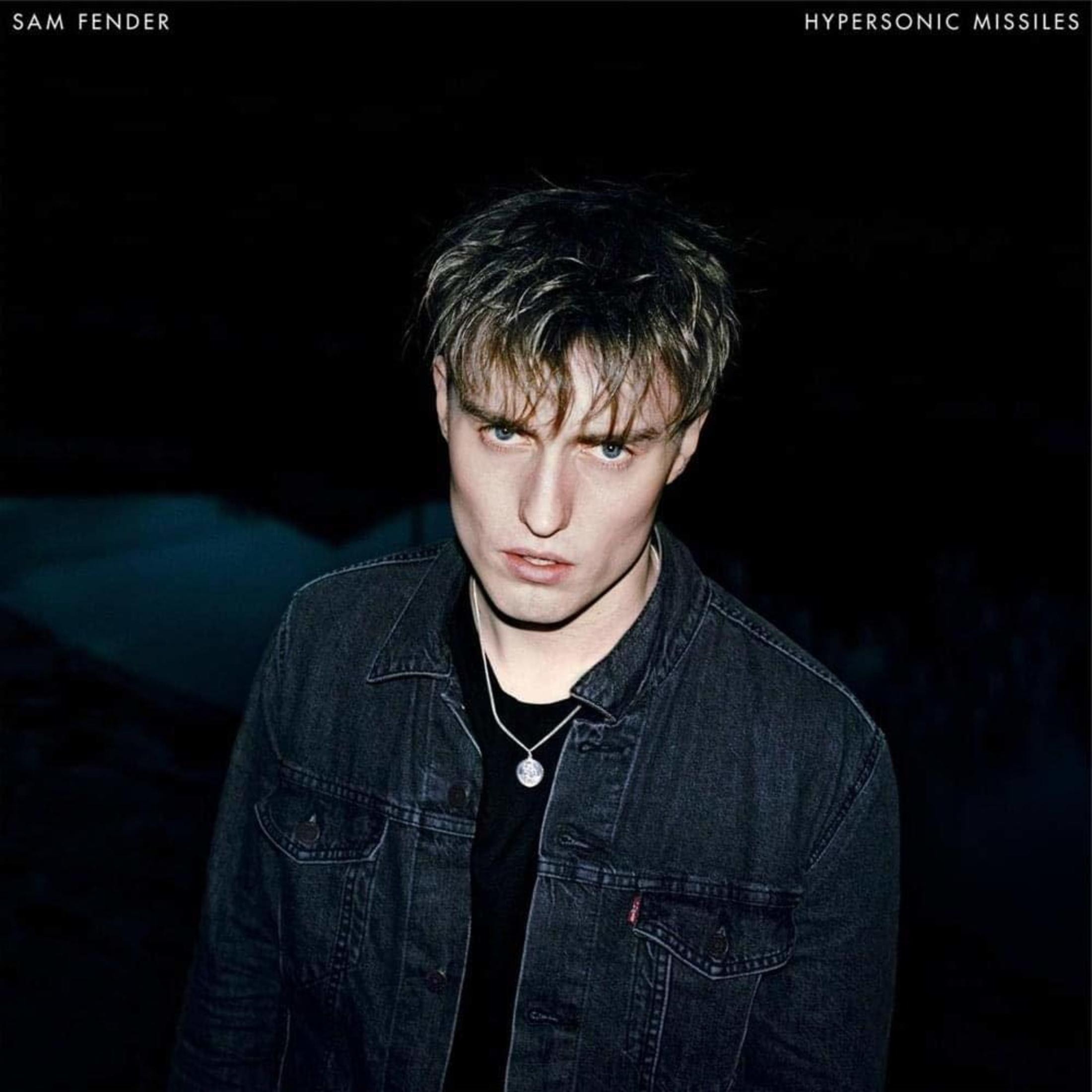 Pochette d'album avec un homme en veste en jean. Titre : "Hypersonic Missiles" de Sam Fender.