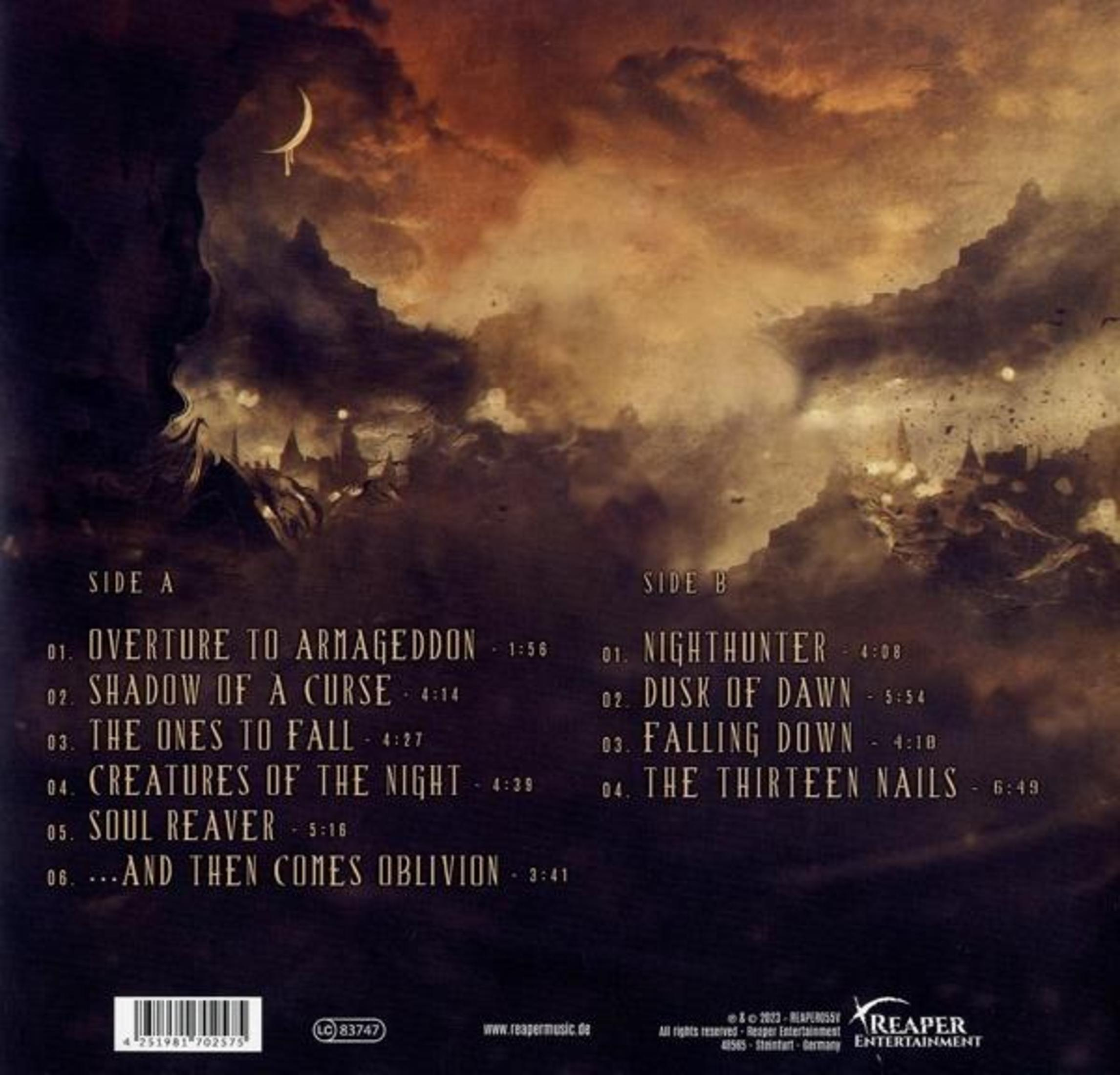 Pochette d'album avec fond sombre et nuageux, croissant de lune et titres de chansons en blanc.