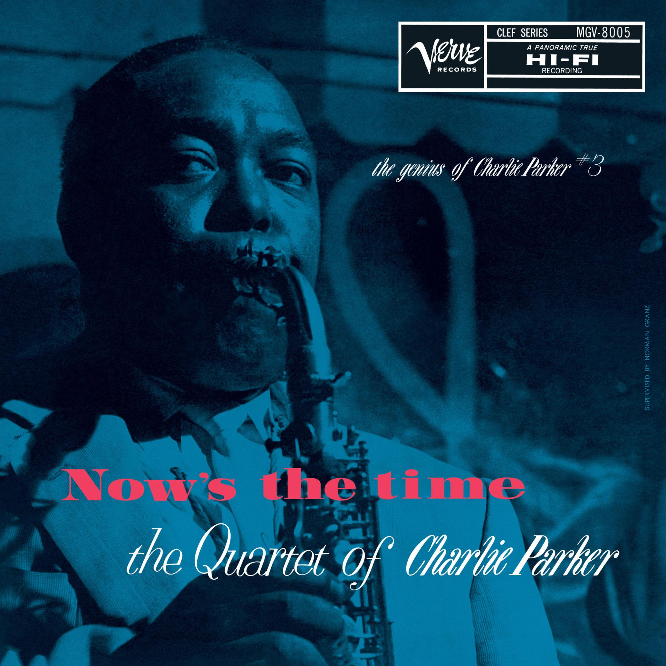 La copertina di un album con Charlie Parker che suona il sassofono, in bianco e nero.
