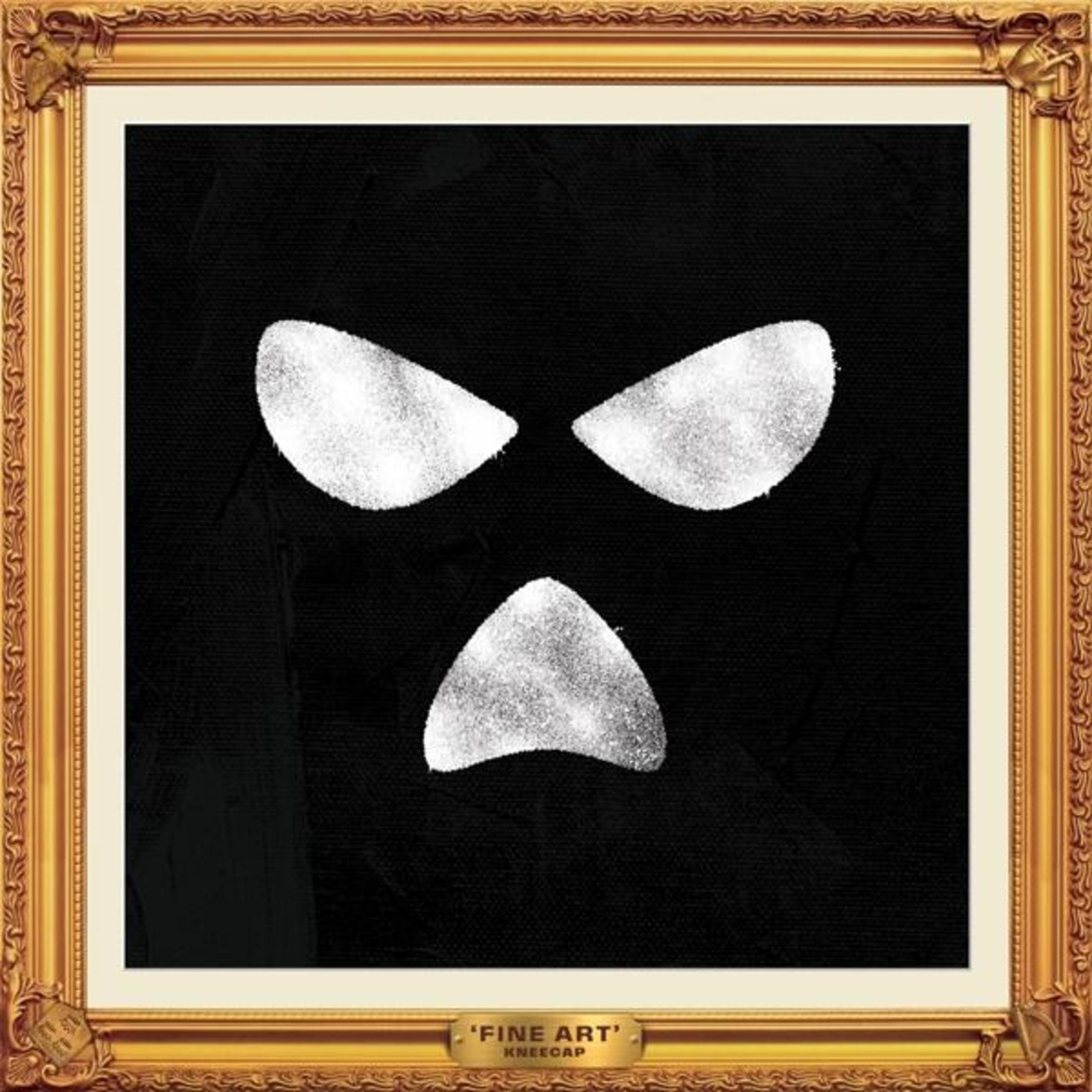 Une peinture dans un cadre doré ; fond noir avec trois formes blanches.