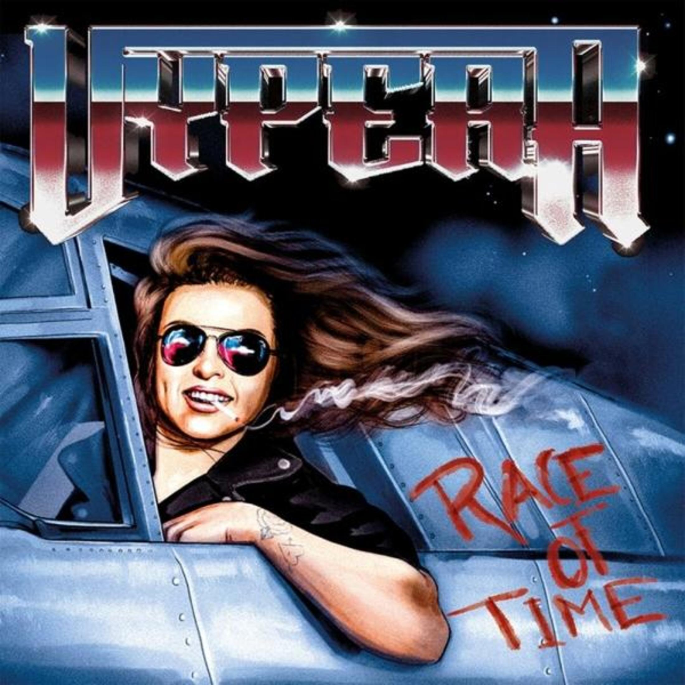 Pochette de l'album : Viper. Une femme avec des lunettes de soleil dans un avion, fond de ciel bleu.