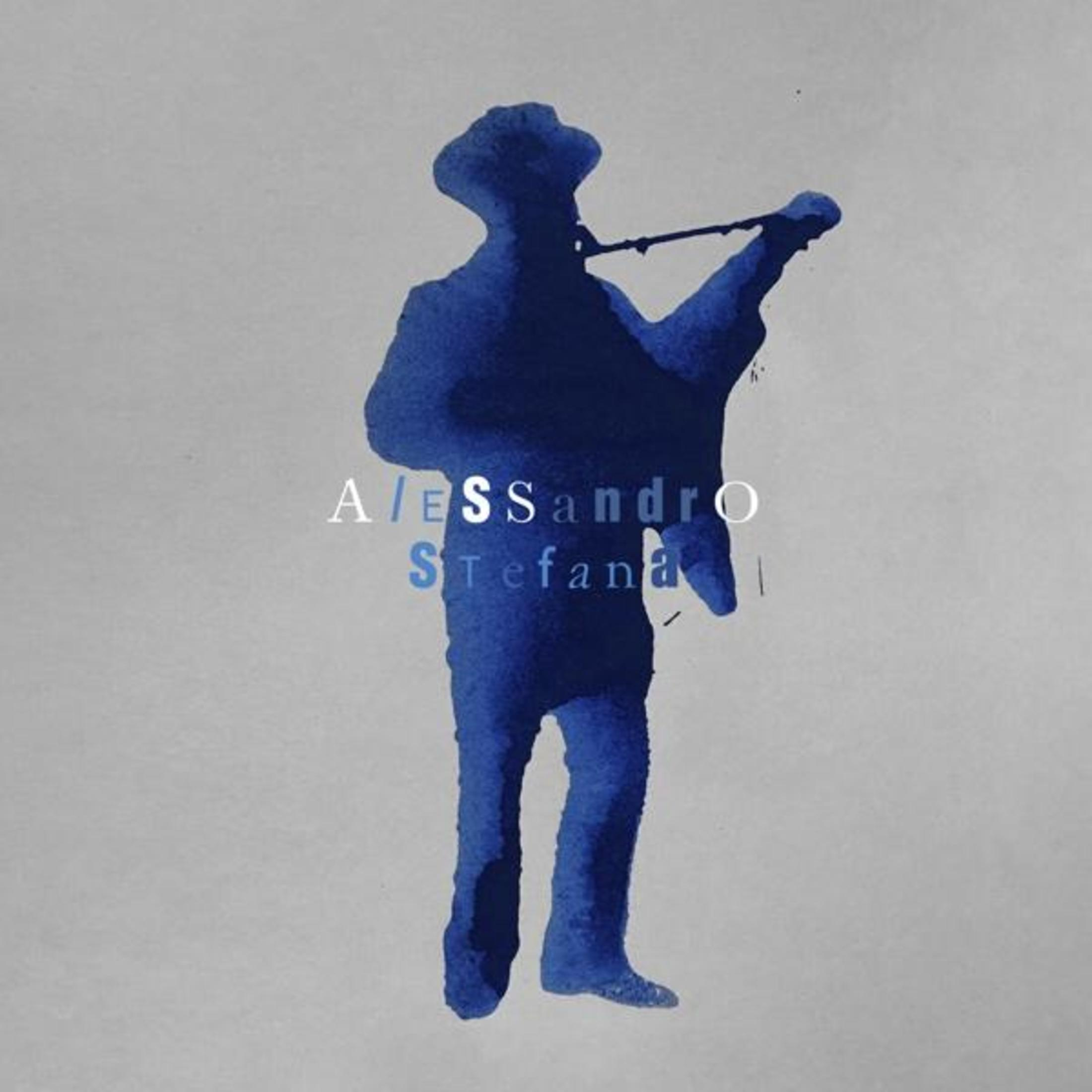 Silhouette di un uomo che suona uno strumento a fiato, blu su sfondo grigio.
