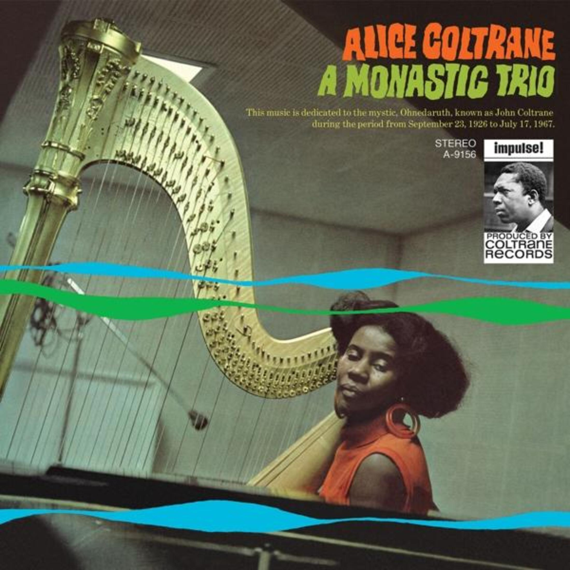 Albumhoes, Alice Coltrane, speelt harp. Een portret van een man staat rechtsboven. Er zijn groene lijnen aanwezig.