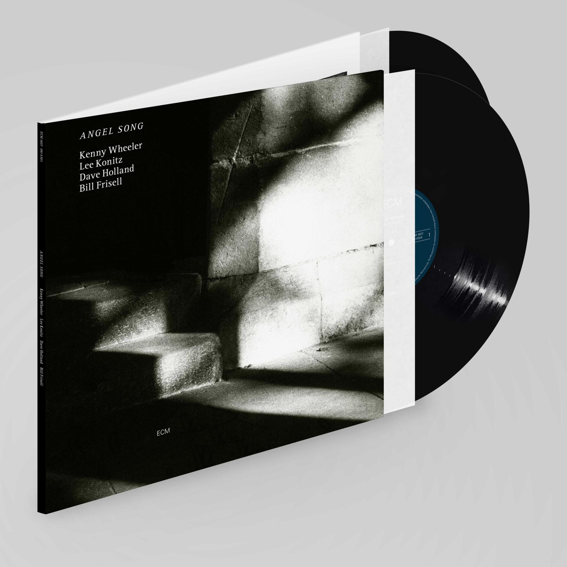 Portada del álbum con discos de vinilo negros y un libro.