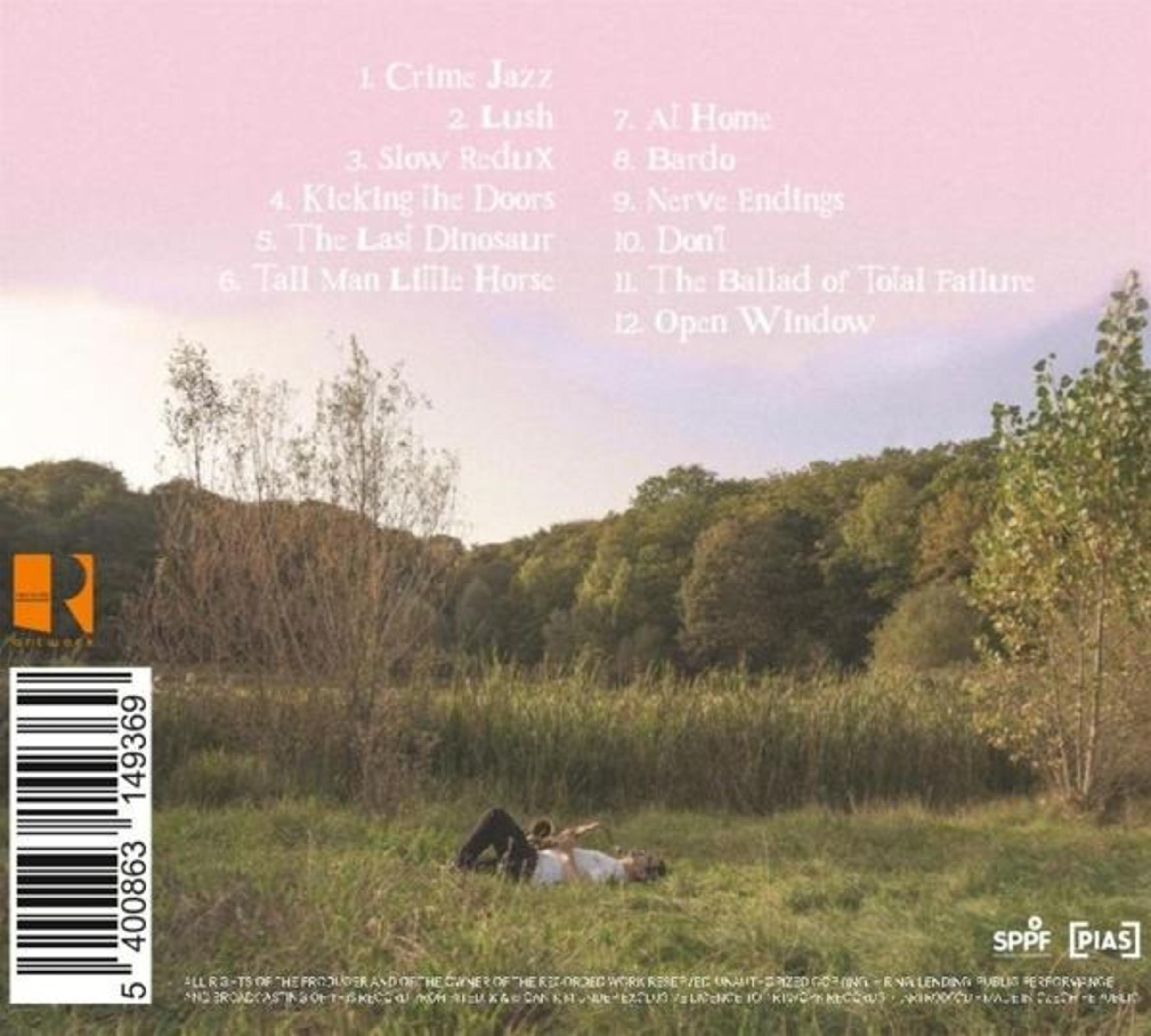 Copertina dell'album con un campo erboso, alberi e due persone sdraiate. Il testo elenca le canzoni sul retro.