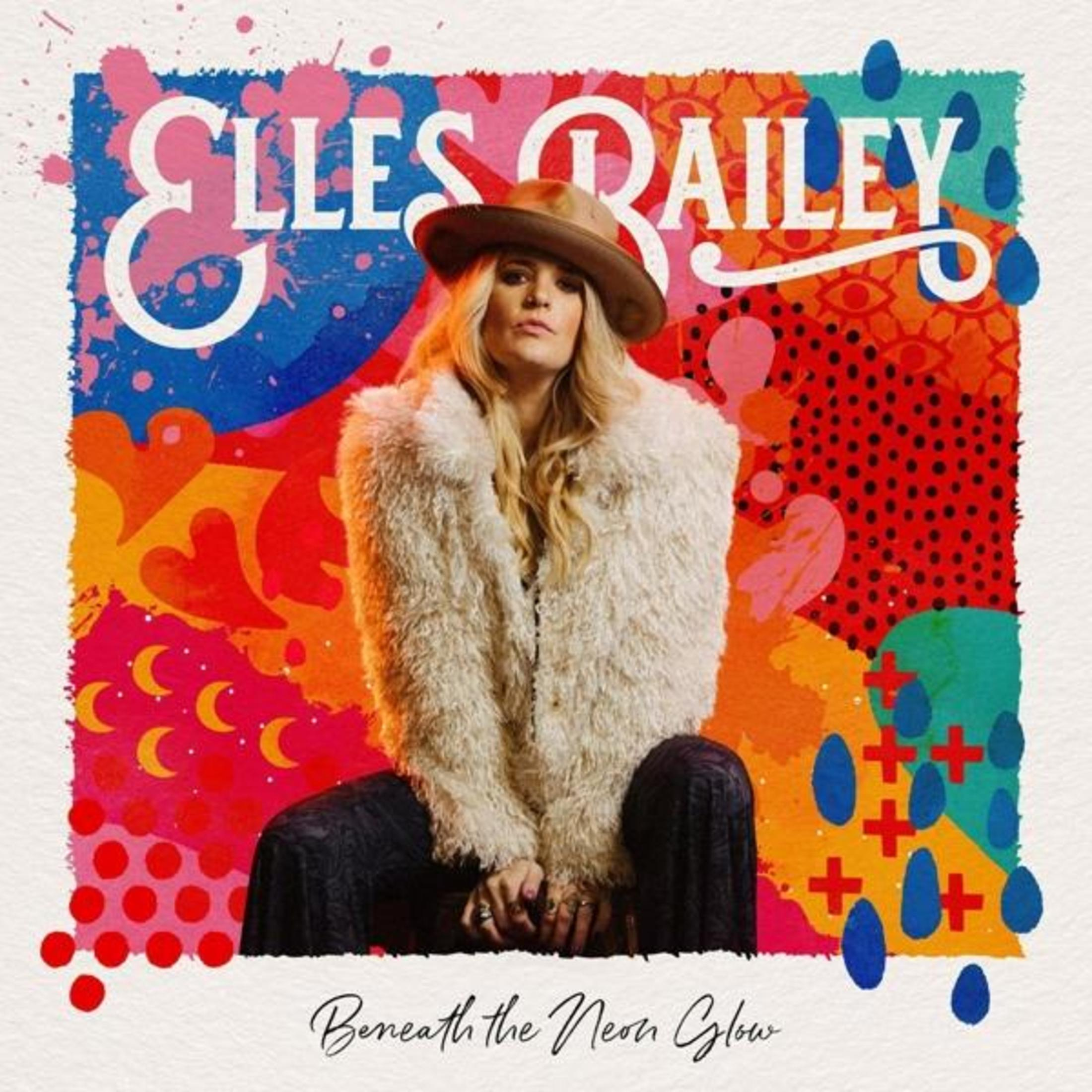 Copertina dell'album con una donna che indossa un cappello e una pelliccia, il titolo è Elles Bailey, Beneath the Neon Glow.