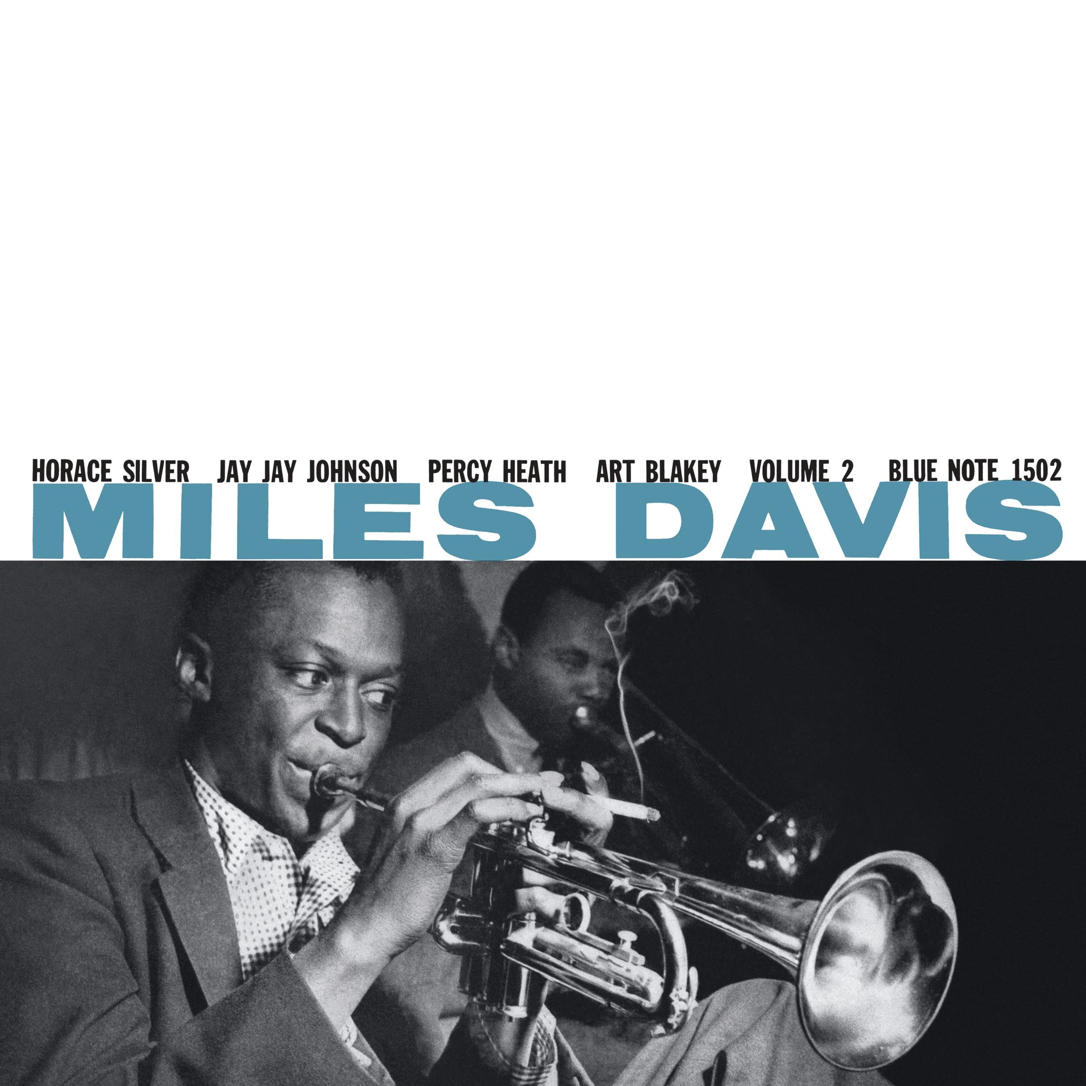 Portada del álbum con dos hombres tocando la trompeta. El título dice 'Miles Davis'.