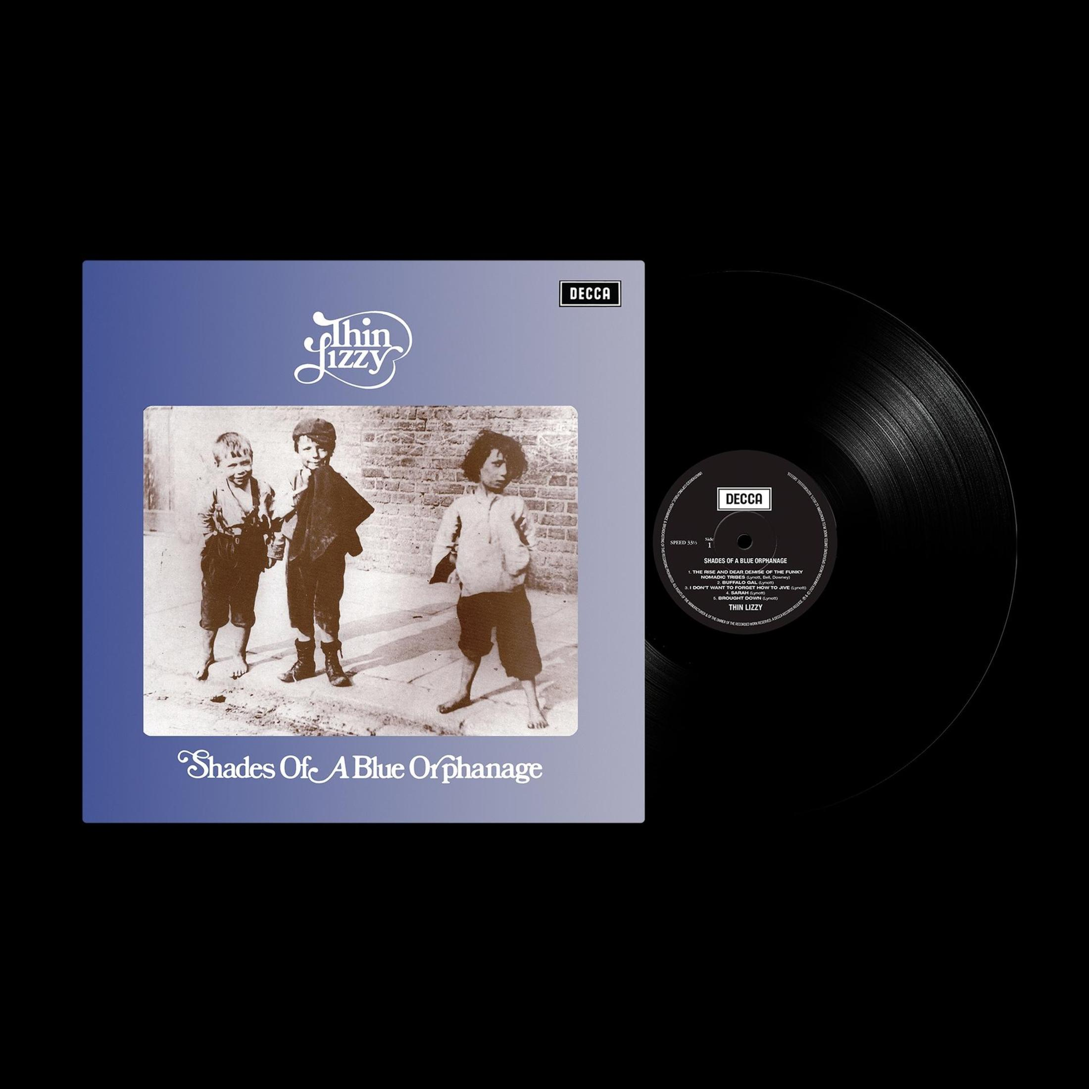 Portada del álbum: Foto en blanco y negro de tres niños, titulada 'Shades Of A Blue Orphanage'.