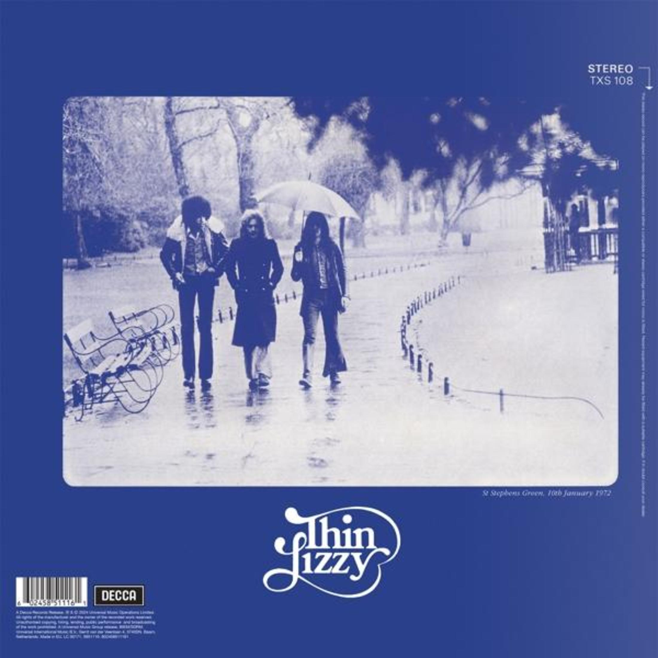 Portada del álbum con tres personas caminando en un parque, con un paraguas, bajo un efecto teñido de azul.