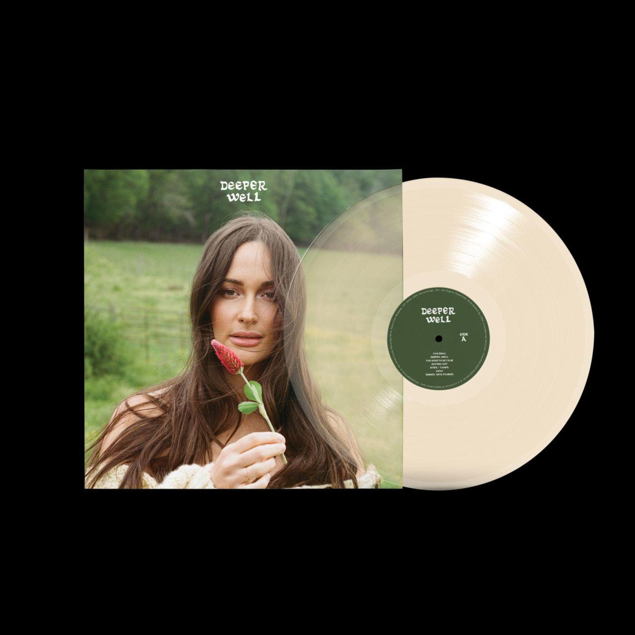 Mujer con una flor roja. Disco de vinilo junto a la portada.