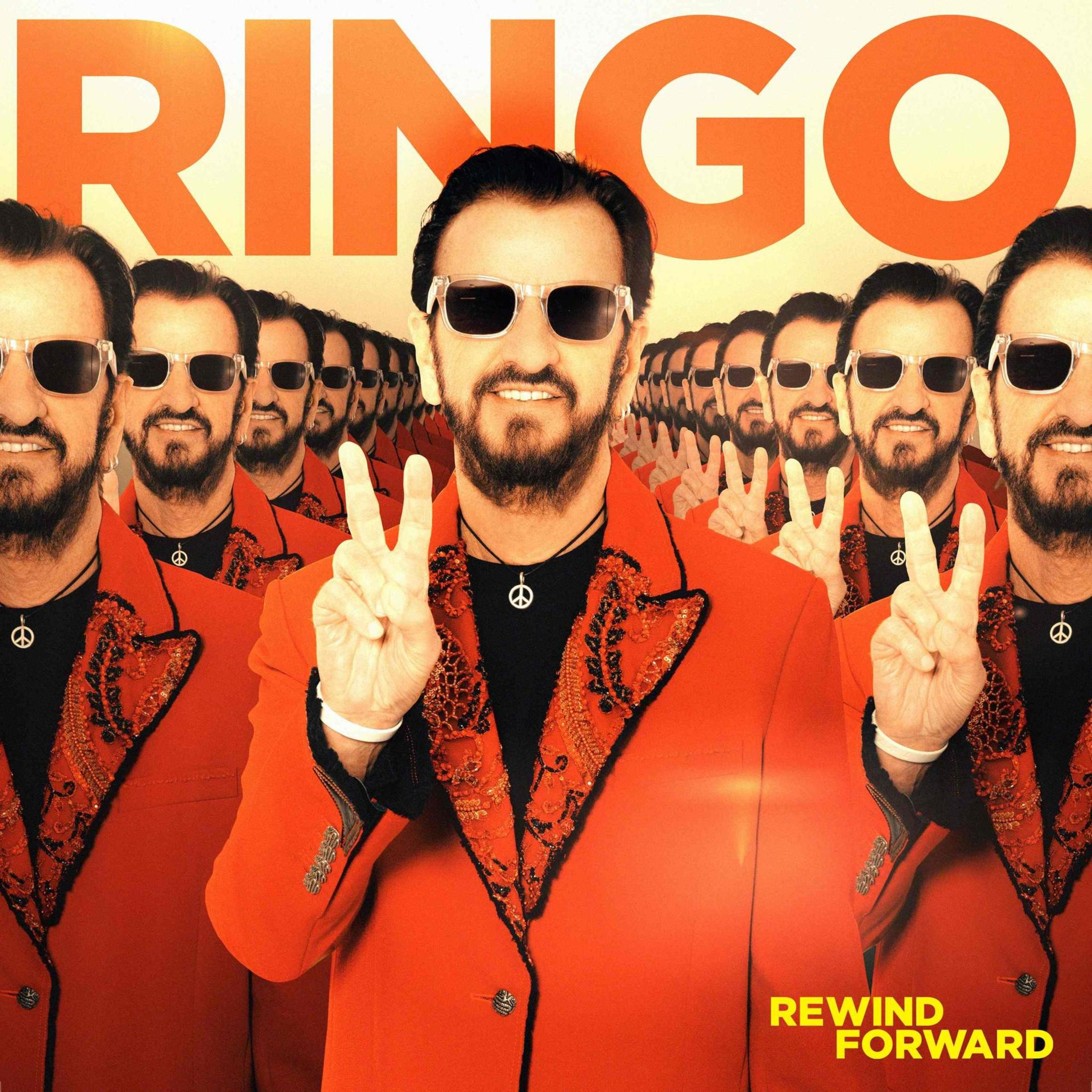 Ringo Starr en costume orange, signe de paix, entouré de plusieurs images de lui.