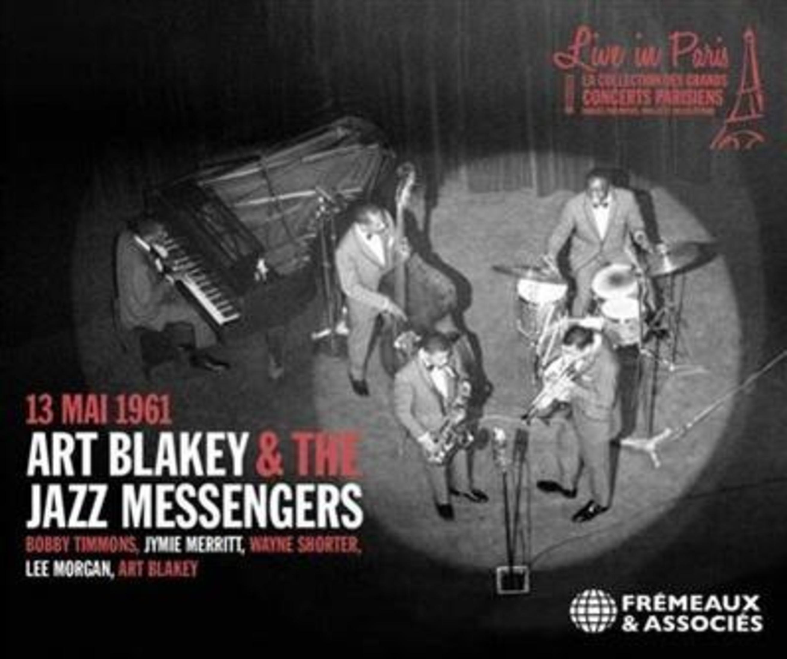 Art Blakey and The Jazz Messengers si esibiscono sul palco. Sono visibili pianoforte, basso, batteria e ottoni.