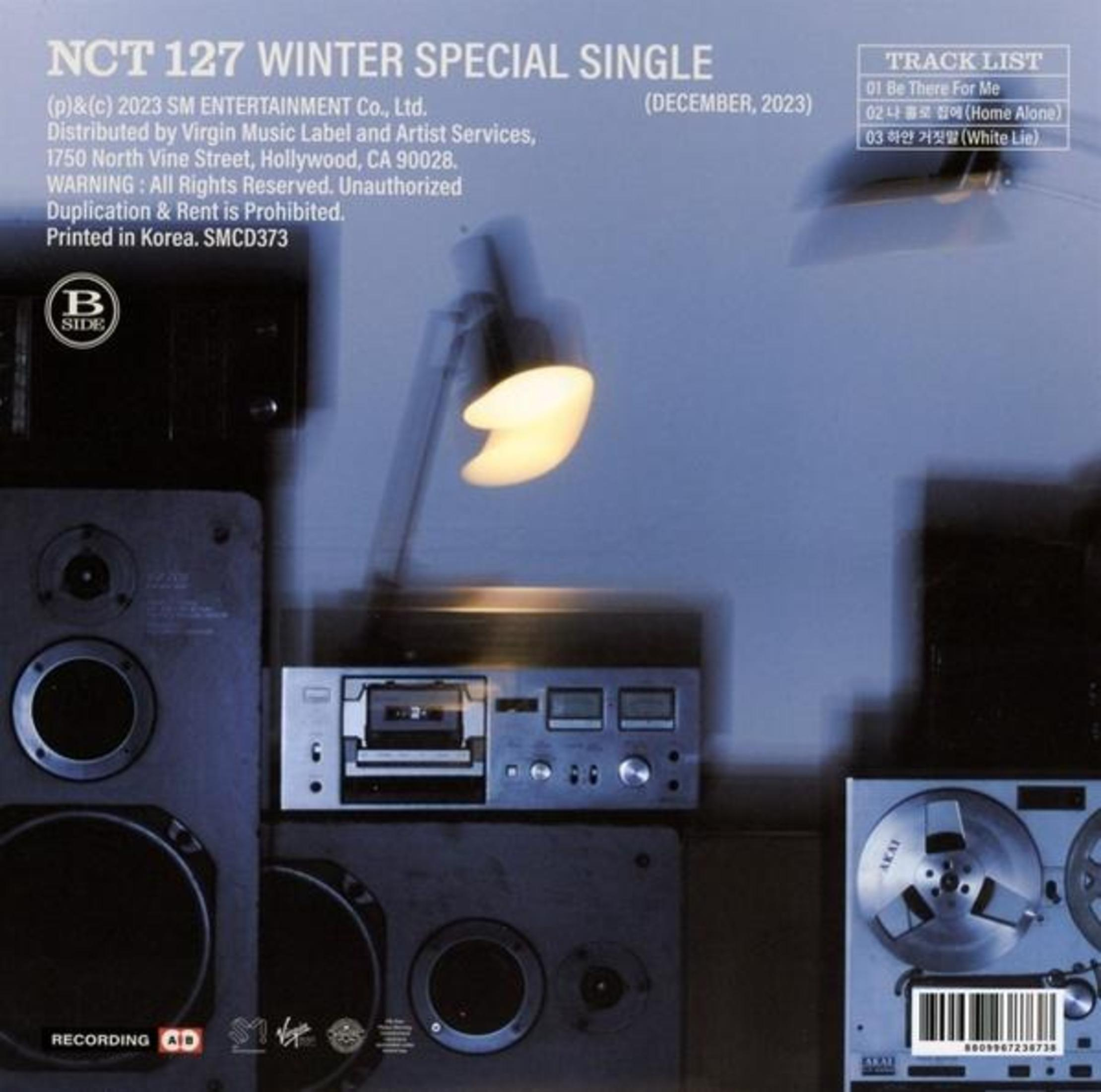 Achterkant van een cd. Een donkere kamer met een bureaulamp, luidsprekers en een bandrecorder.