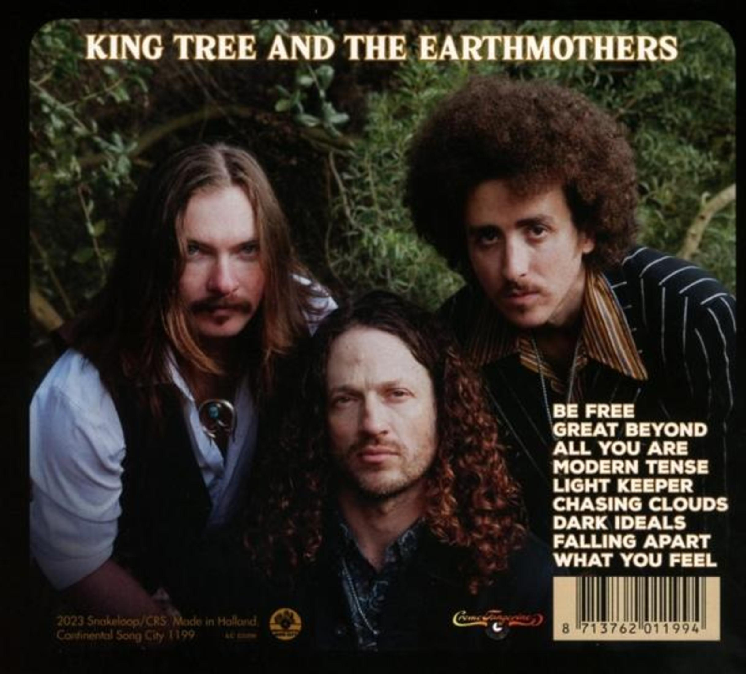 Copertina dell'album: Tre uomini, testo 'King Tree and the Earthmothers'. Testi a destra. Colori marrone, verde e crema.