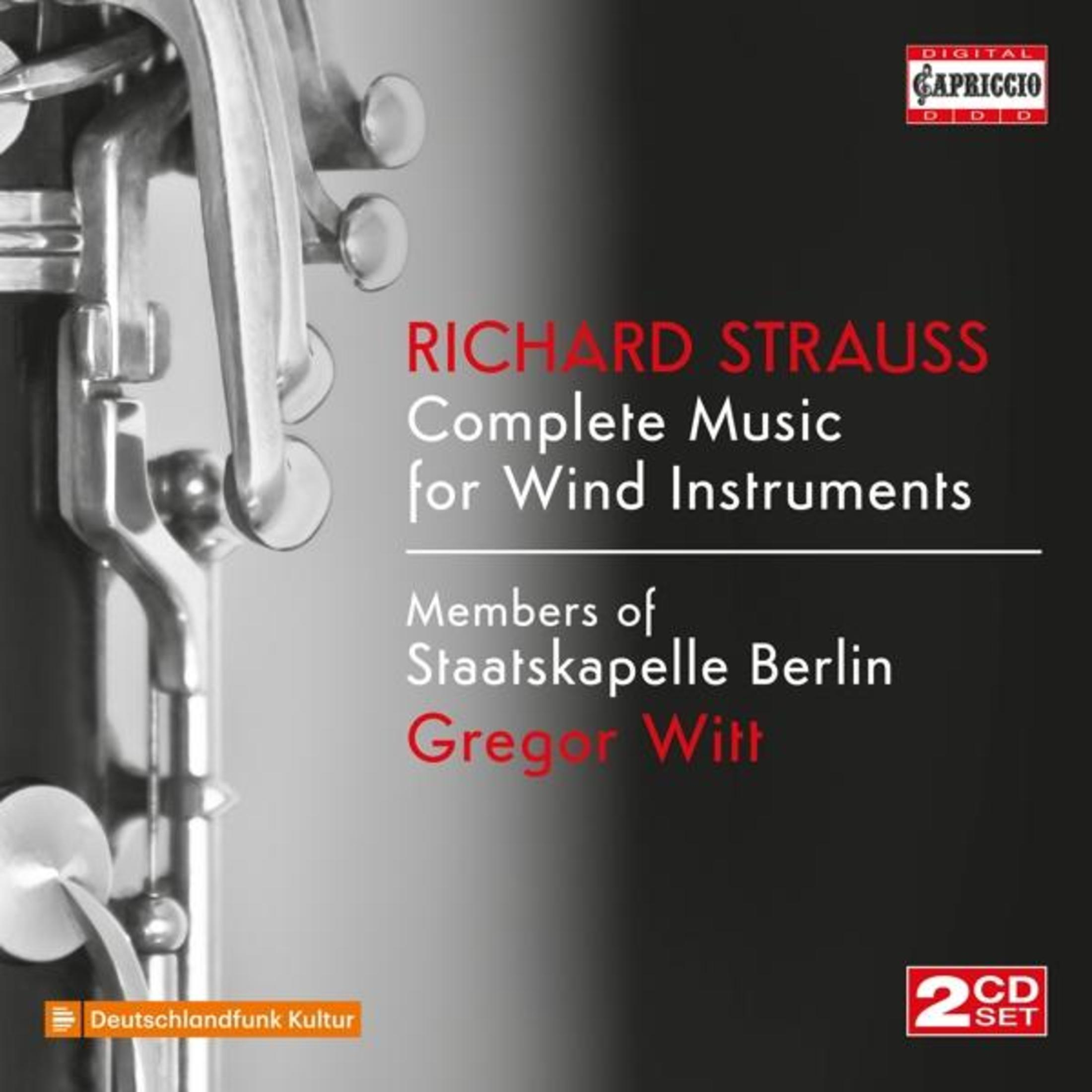Een monochrome cd-hoes met tekst: Richard Strauss, Complete Music for Wind Instruments.