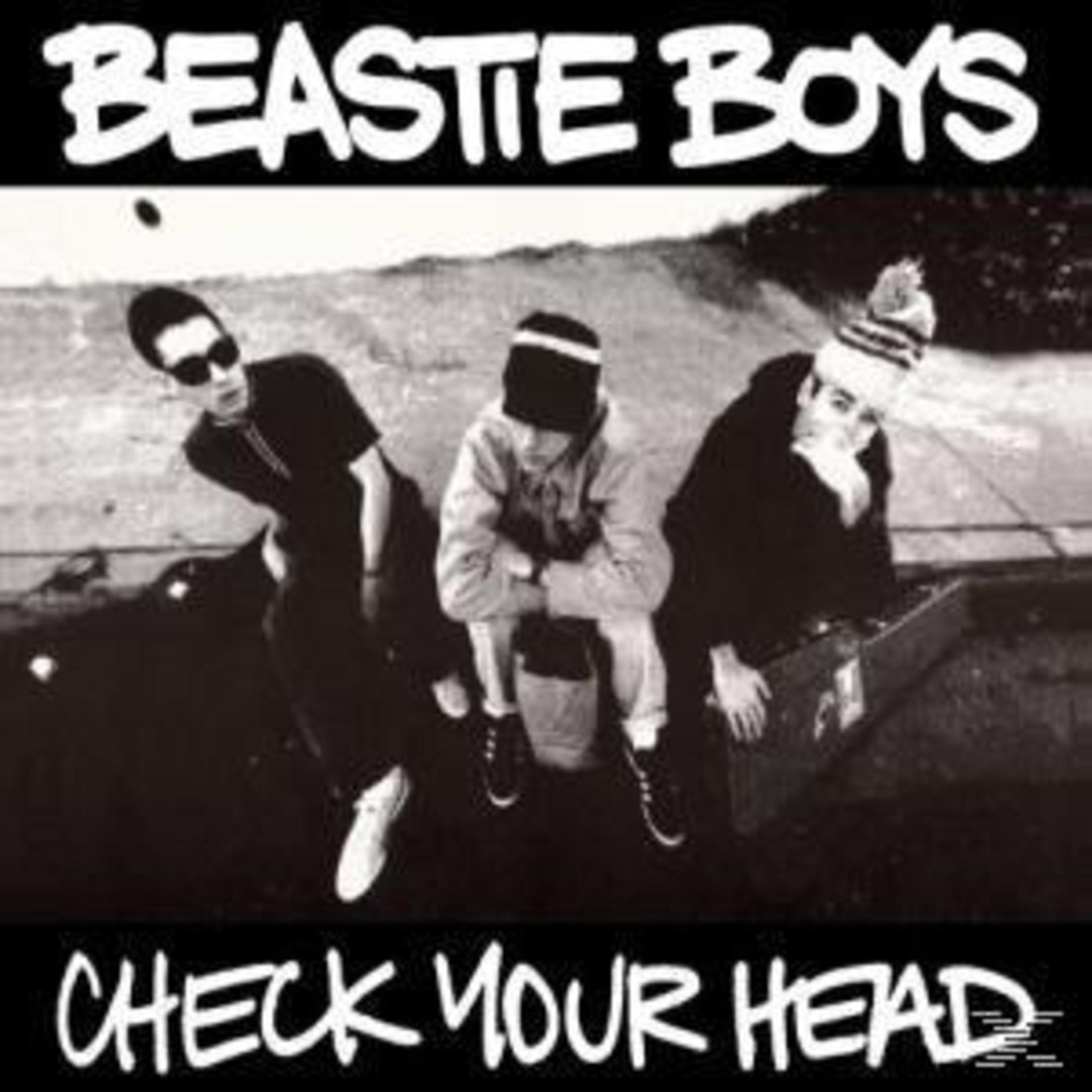 Copertina dell'album: Beastie Boys 'Check Your Head' con tre uomini davanti a uno sfondo in bianco e nero.