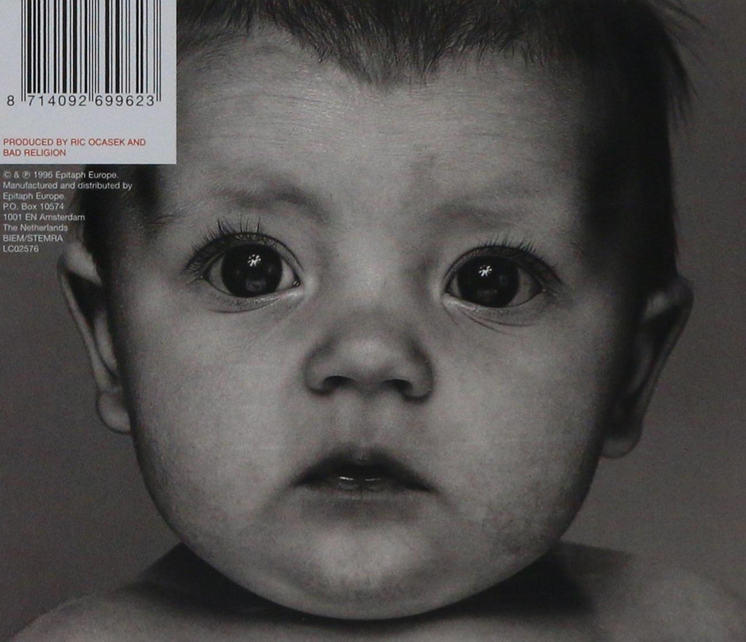 Image en noir et blanc du visage d'un bébé. Le bébé a de grands yeux et regarde le spectateur.