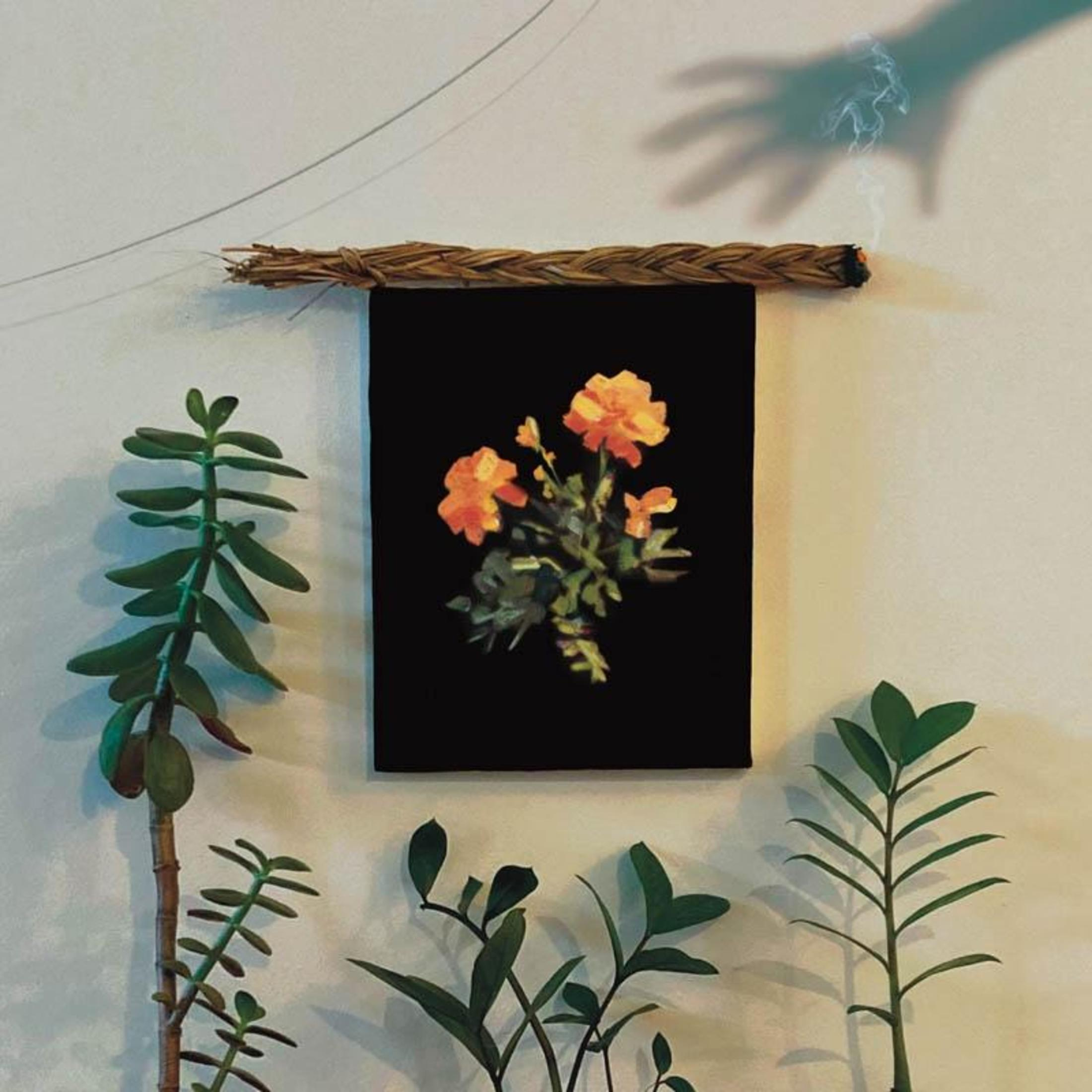 Immagine di una tela con fiori, con piante in basso e un'ombra della mano.