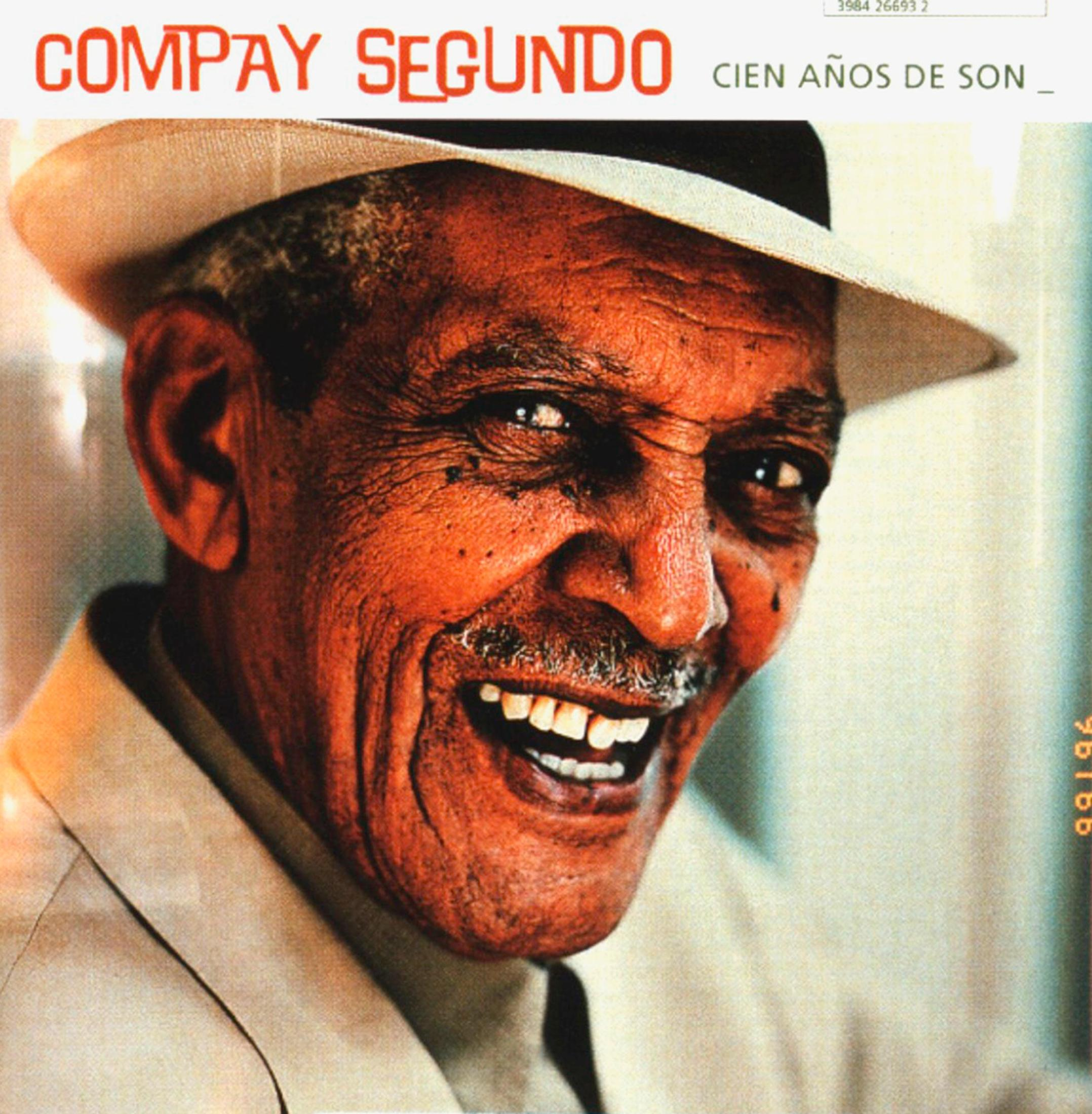 Homme âgé souriant avec un chapeau, pochette de l'album 'Compay Segundo'.