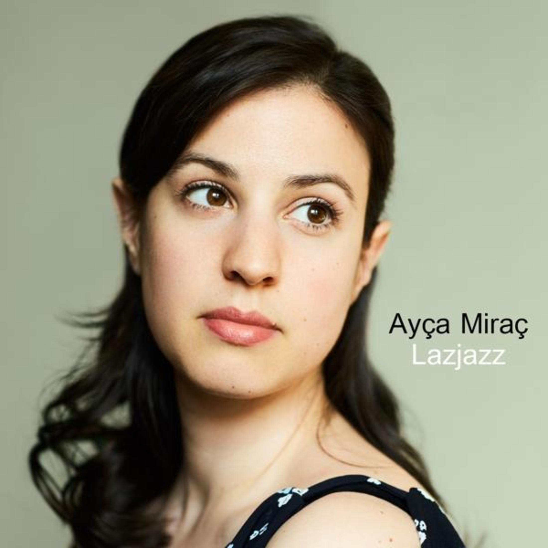 Jonge vrouw met donker haar die wegkijkt, albumhoes met tekst 'Ayça Miraç'.