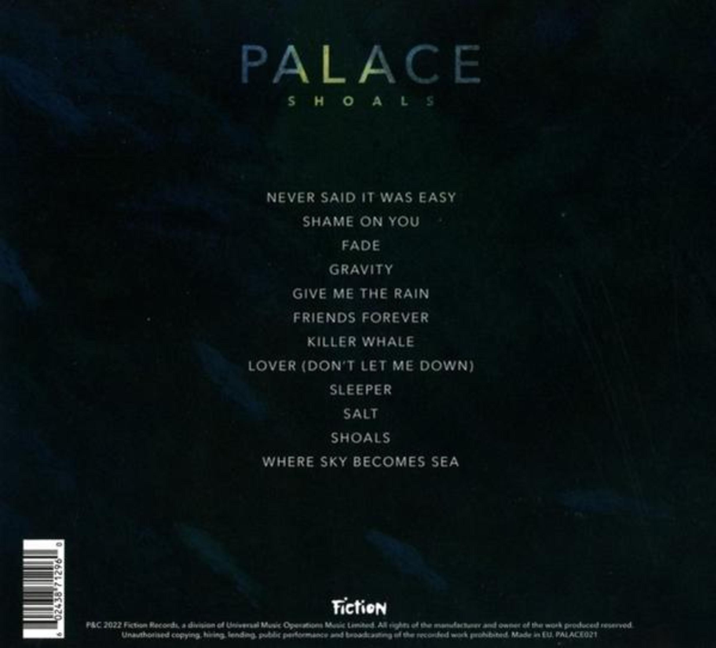 Achterkant van album met tracklist, artiestennaam en logo, met een donkerblauwe en blauwgroene achtergrond.