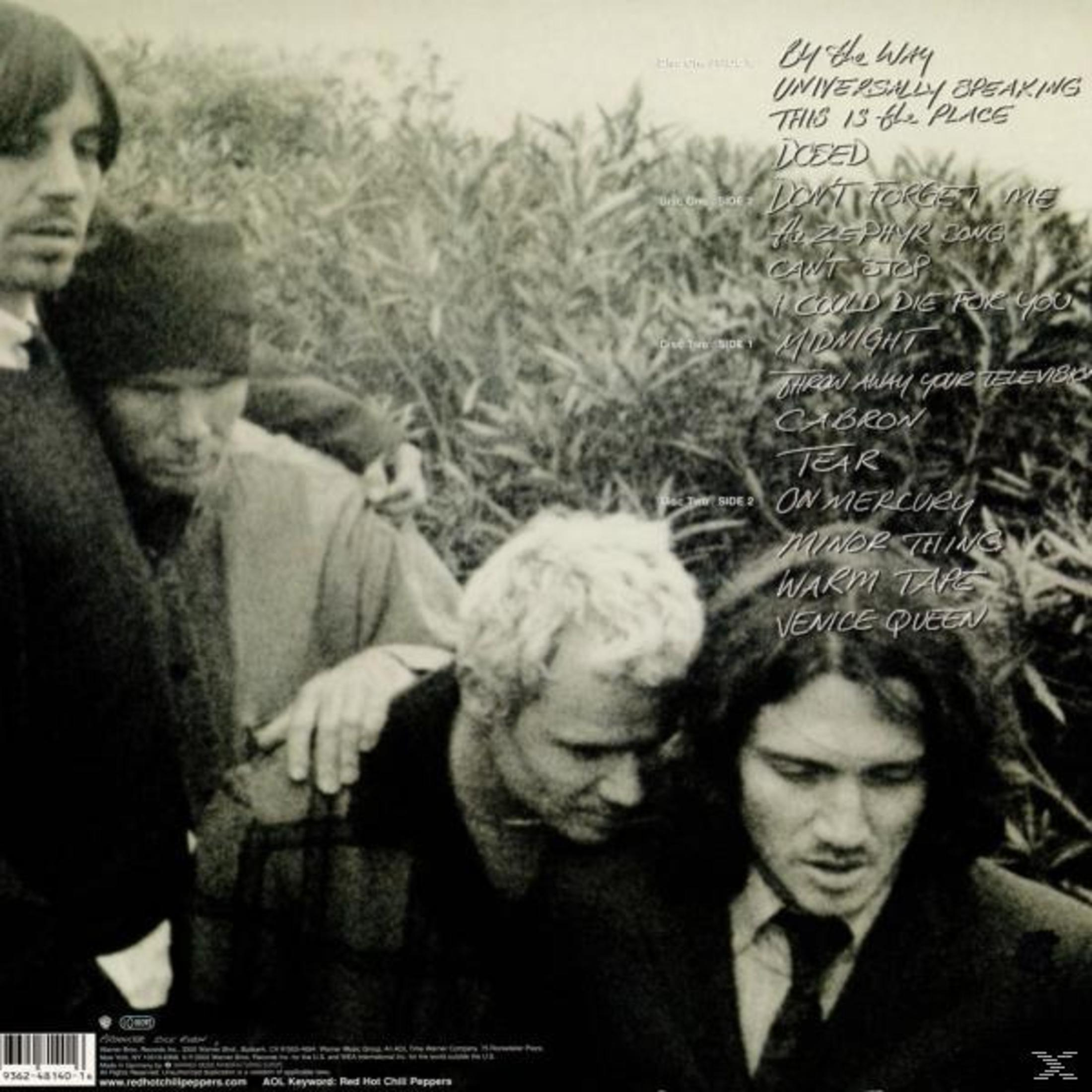 Bandleden staan samen, album tracklist op de achtergrond. Het album 'By The Way' van de Red Hot Chili Peppers.