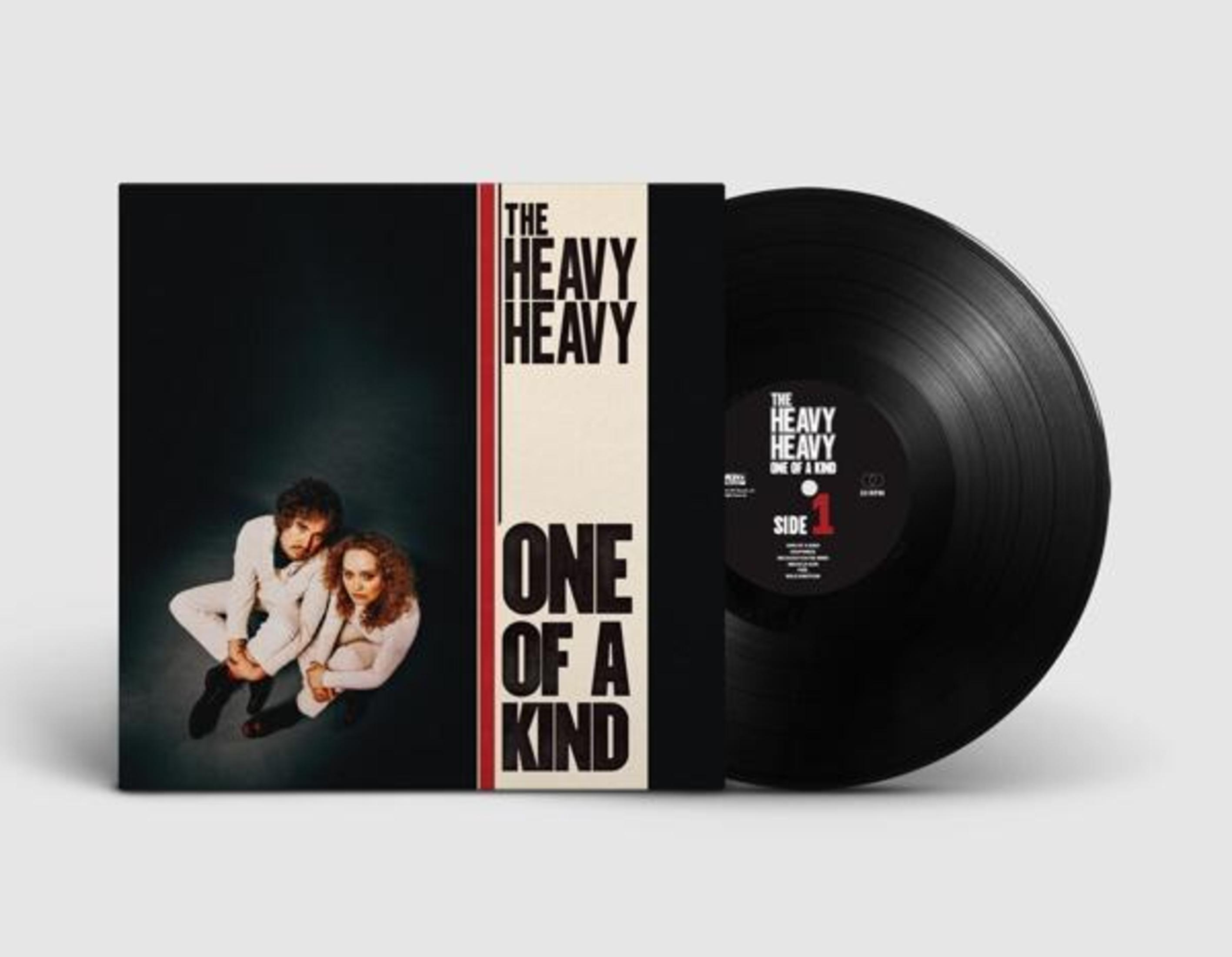 Pochette d'album The Heavy Heavy : Couple assis, disque vinyle, titre de l'album sur le dos.