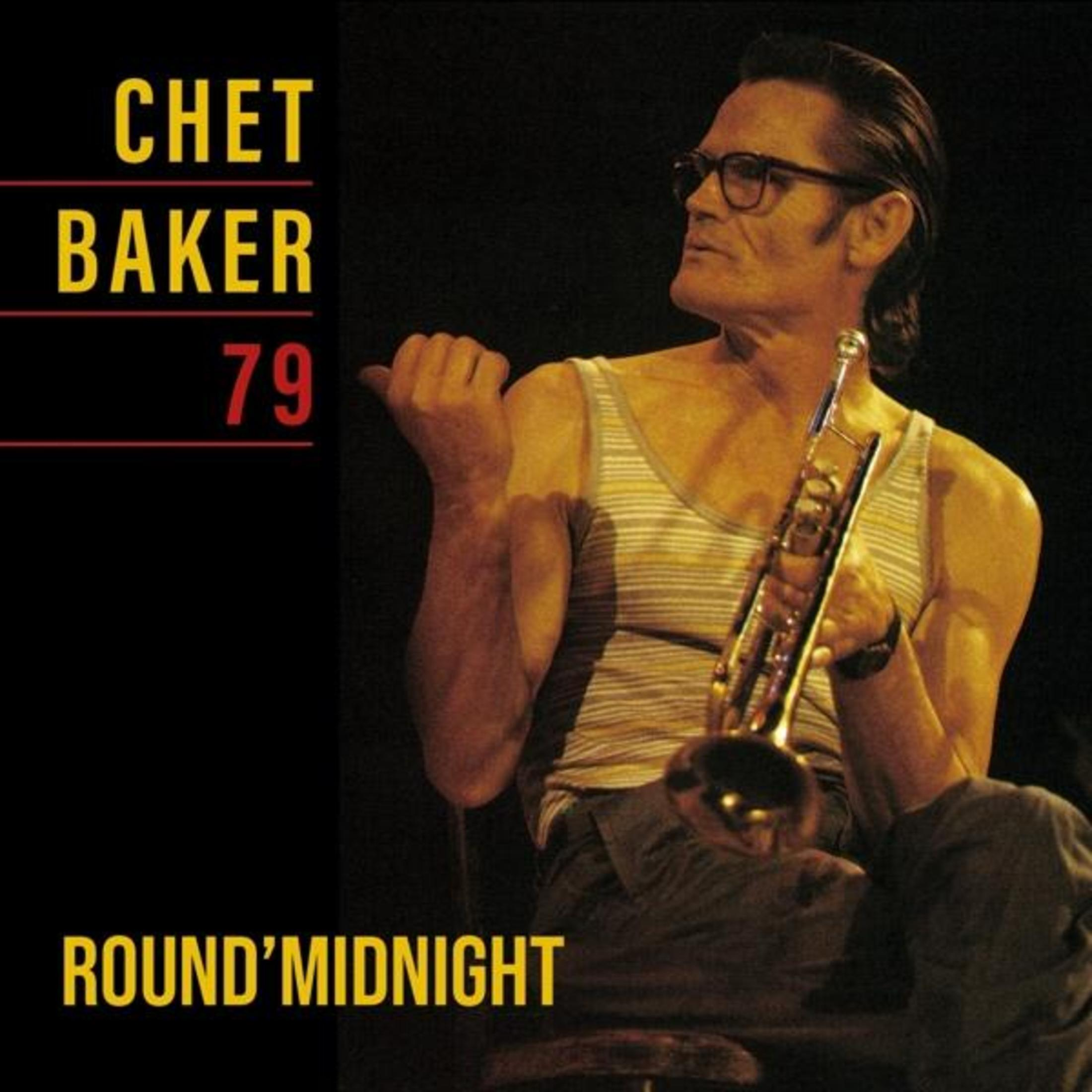 Chet Baker, con occhiali, tiene una tromba. Testo: 'Chet Baker 79' e 'ROUND'MIDNIGHT'.