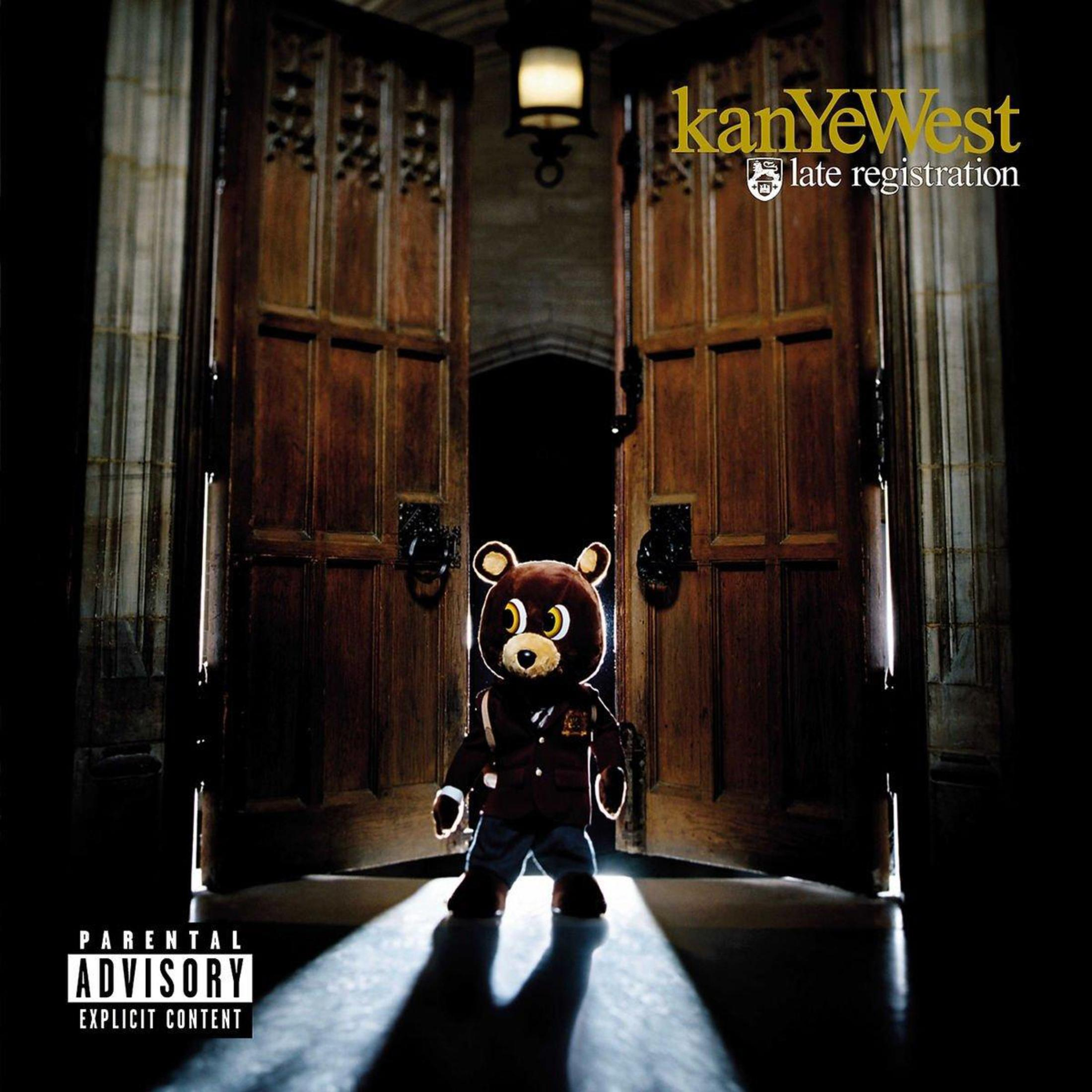 Copertina dell'album con la mascotte dell'orso di Kanye West in piedi in una porta. Il testo recita 'Late Registration'.