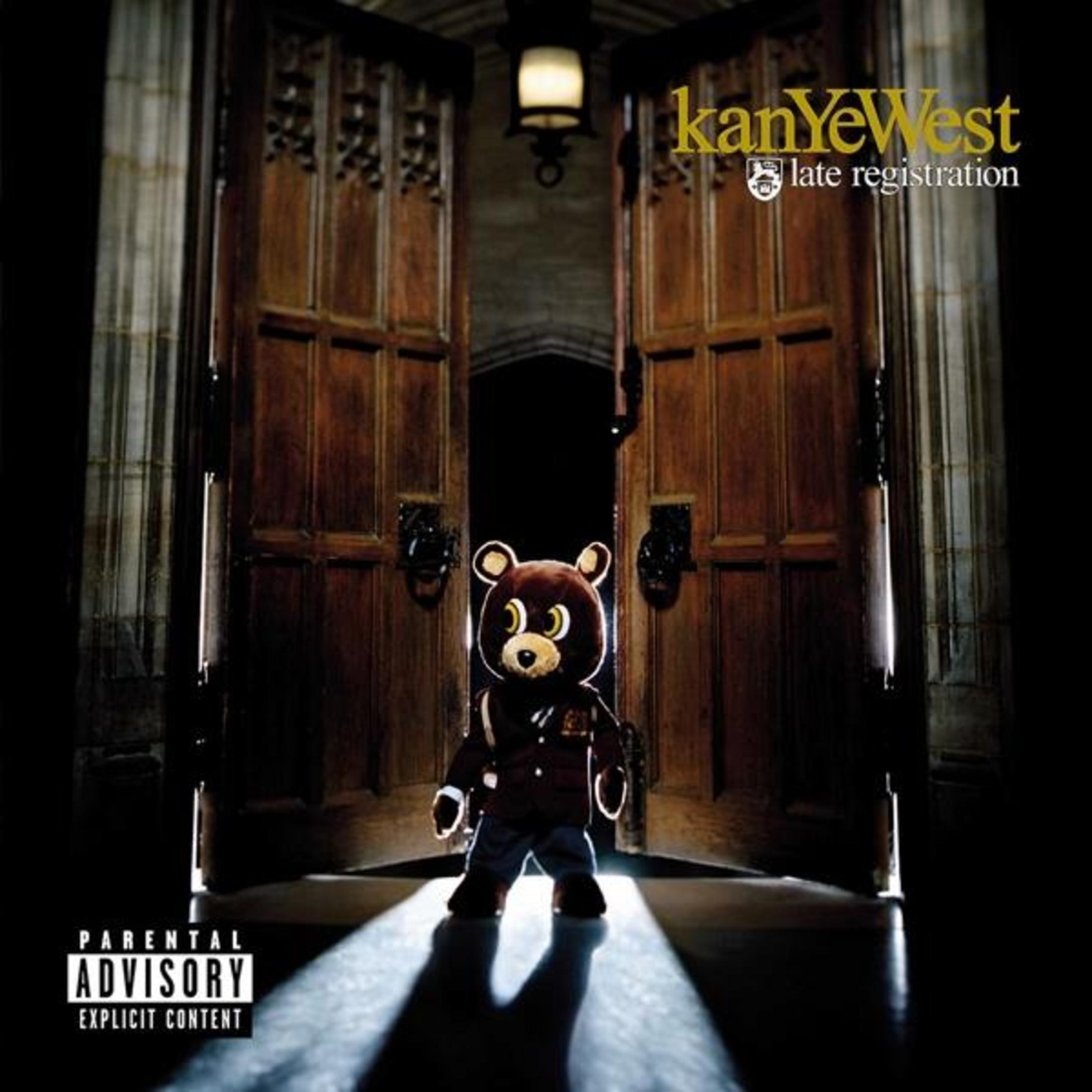 Copertina: L'album di Kanye West, un orso in giacca davanti a porte di legno.