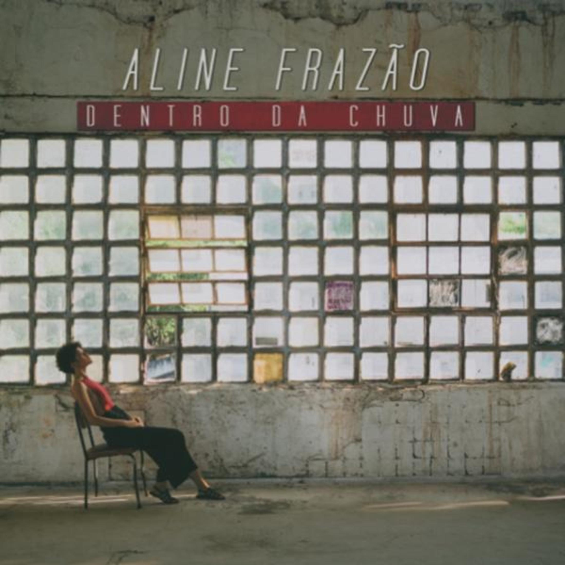 Pochette de l'album Aline Frazão. Une femme assise sur une chaise devant une fenêtre. Le texte est au-dessus de la fenêtre.