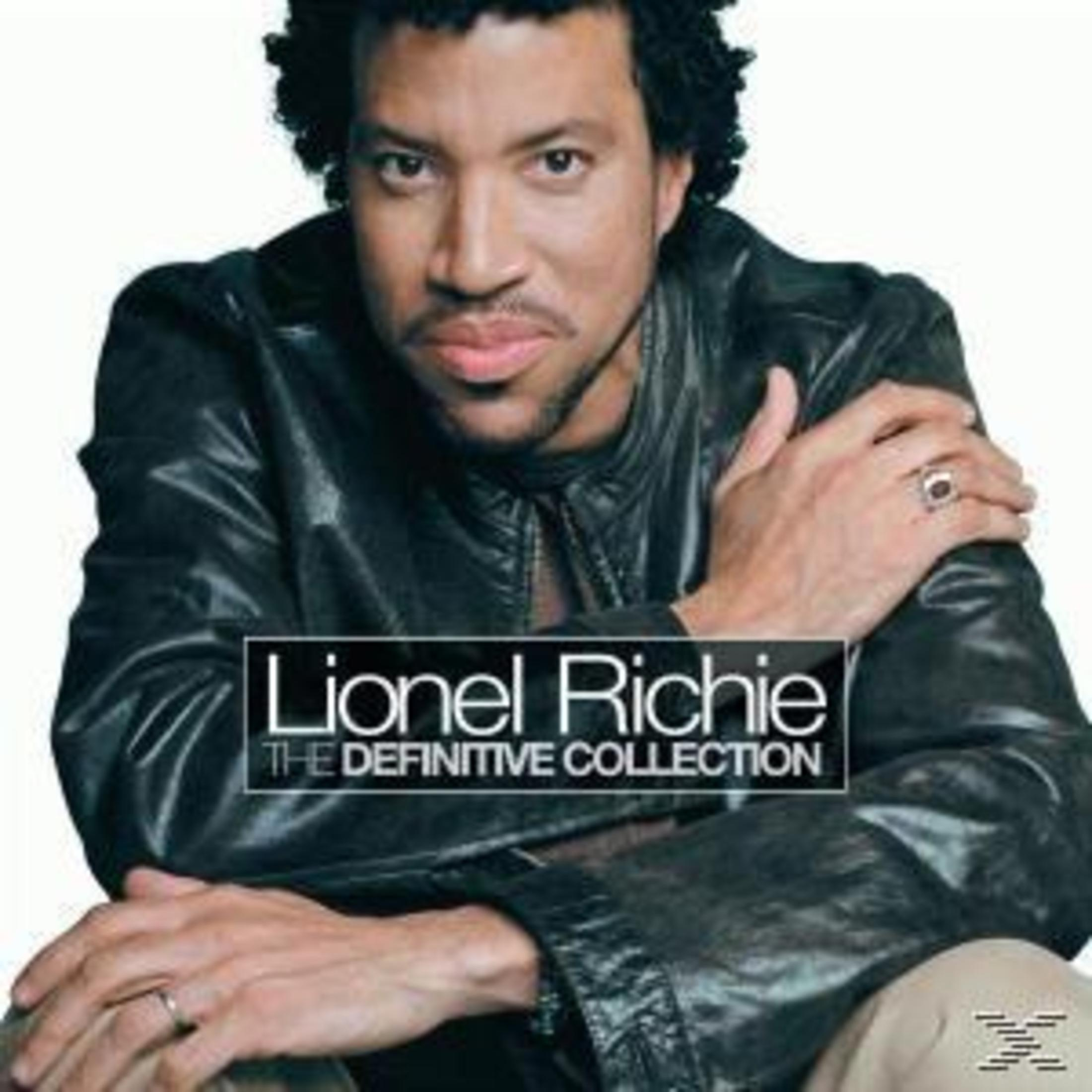 Portret van Lionel Richie, met een leren jas. De tekst 'The Definitive Collection' is te zien.