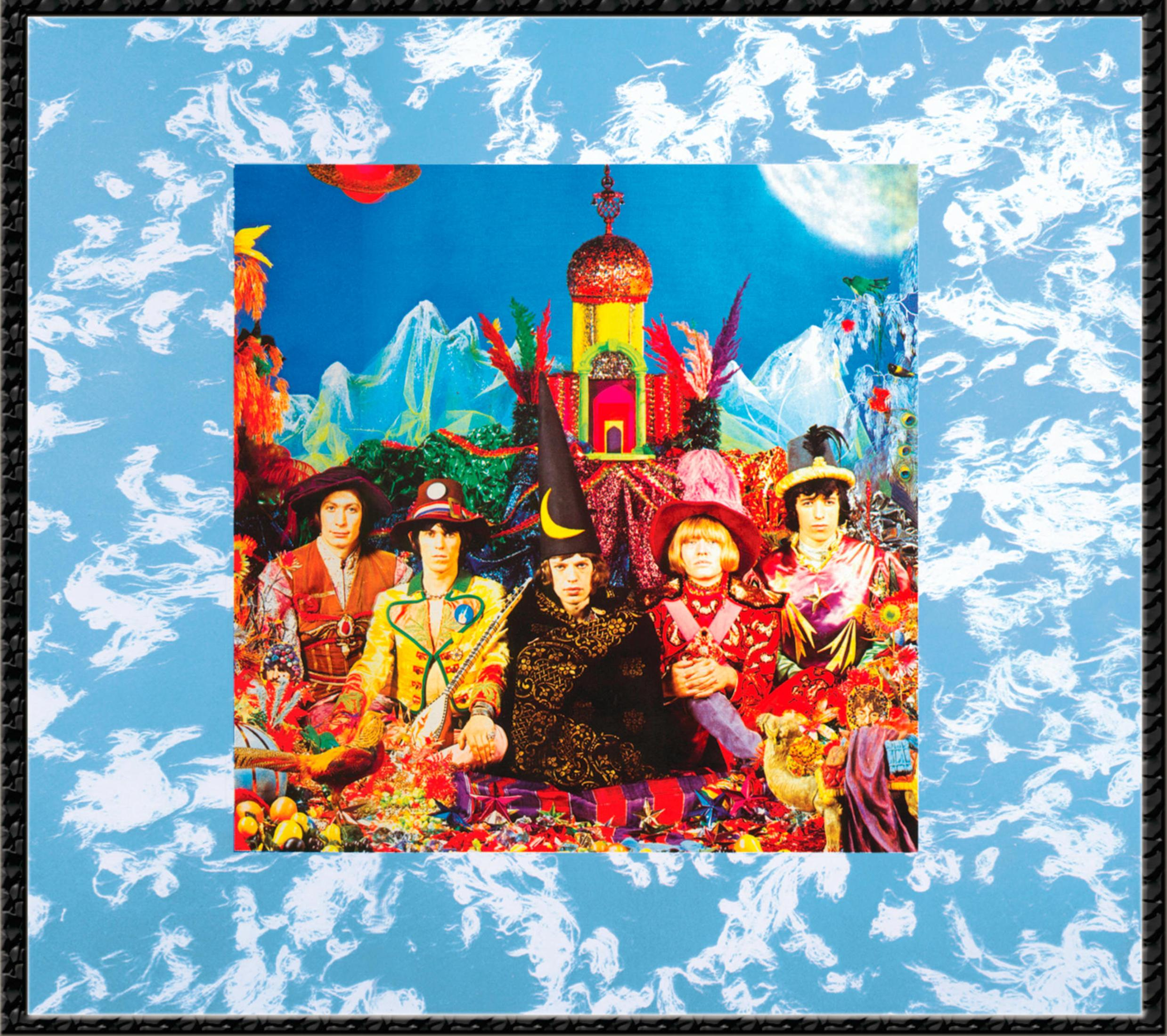 Copertina dell'album con sei persone in costumi colorati, ambientata su uno sfondo fantastico.