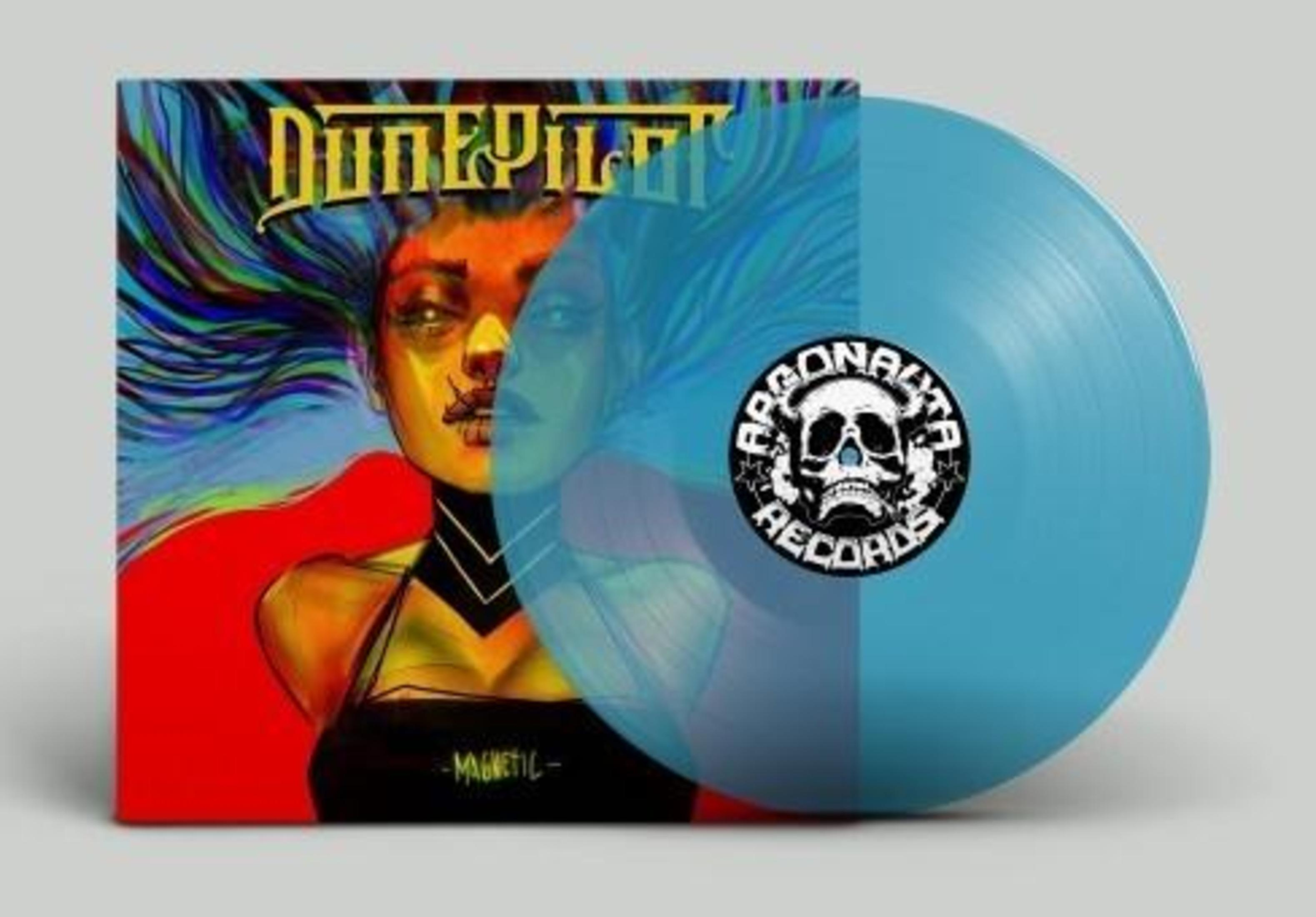 Copertina dell'album con una donna e un disco. Colori blu, rosso e bianco.