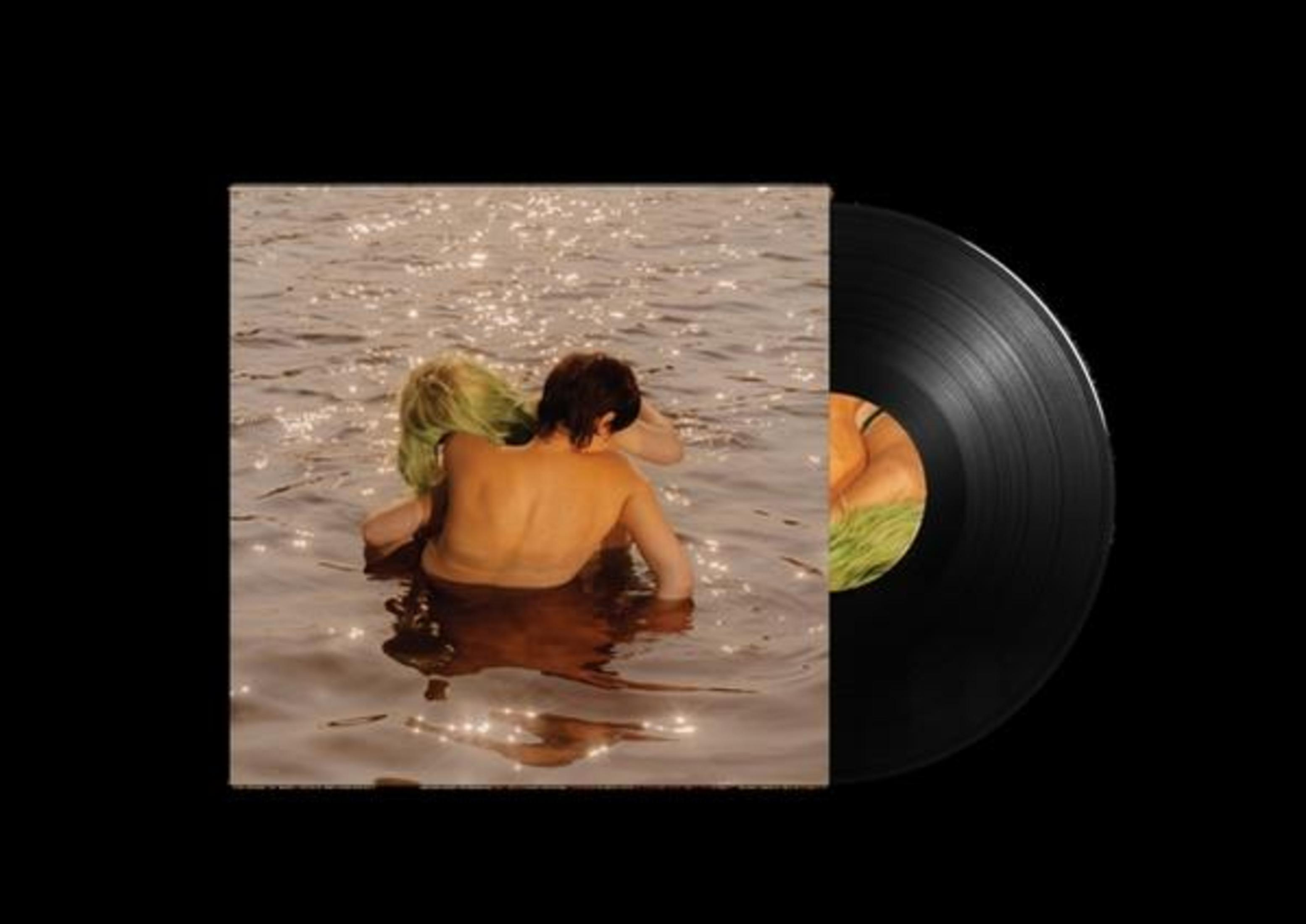 Copertina dell'album: Due persone nell'acqua. Vinile a destra.