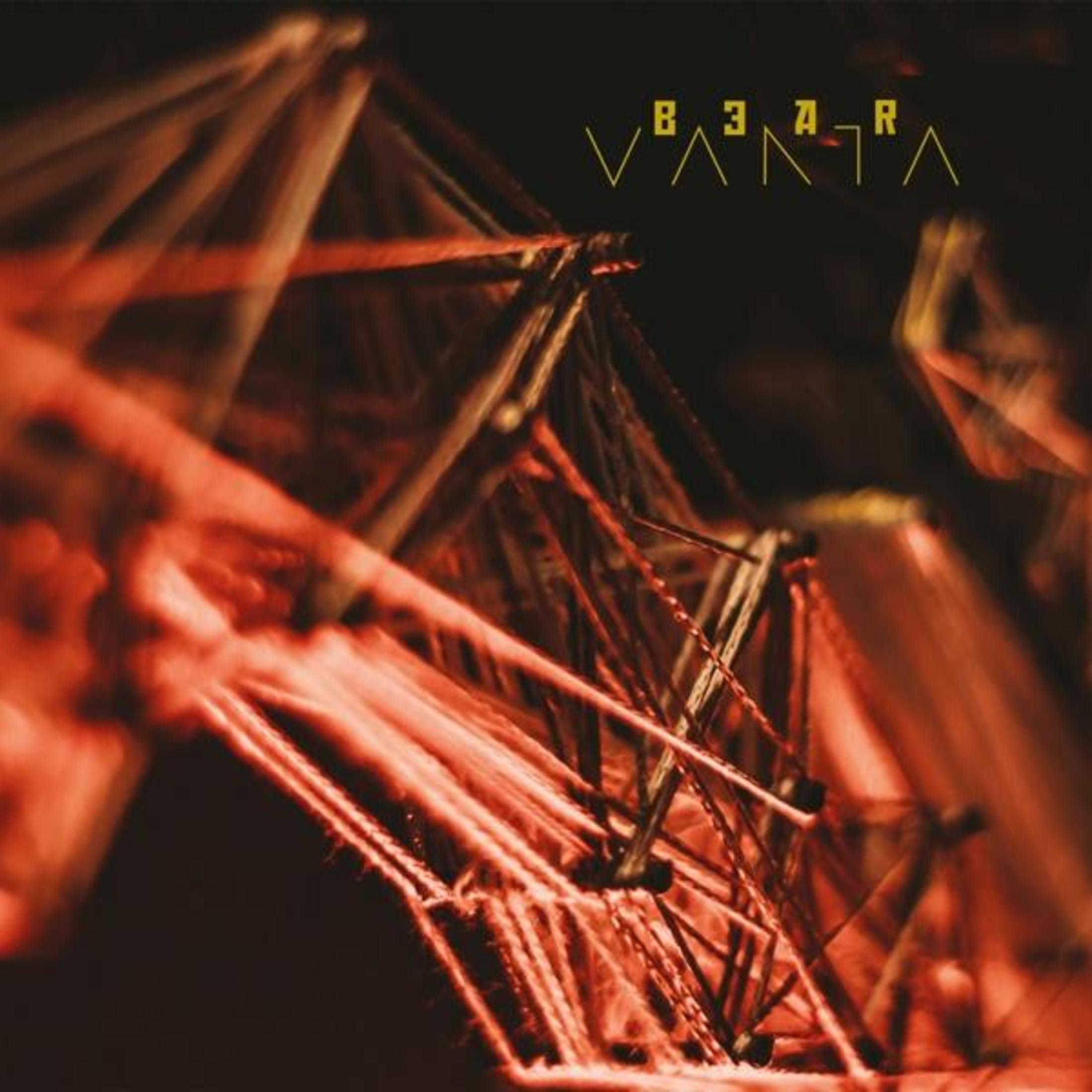 Immagine astratta di una struttura geometrica dai toni rossi con il nome Bazar Vanta in alto.