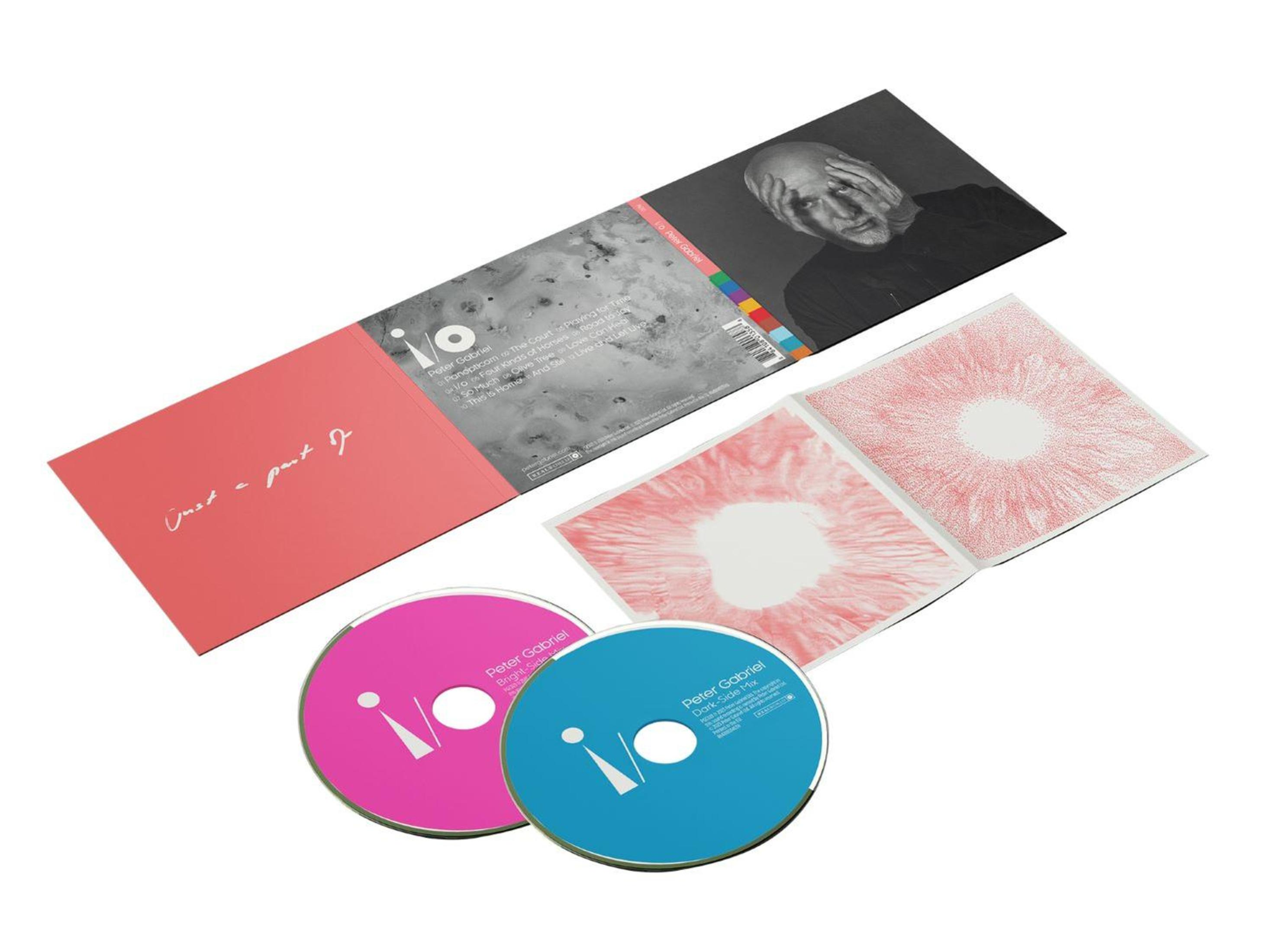 Album-Set geöffnet. Zwei CDs, pink und blau. Innen, Peter Gabriel, Schwarzweißfoto.