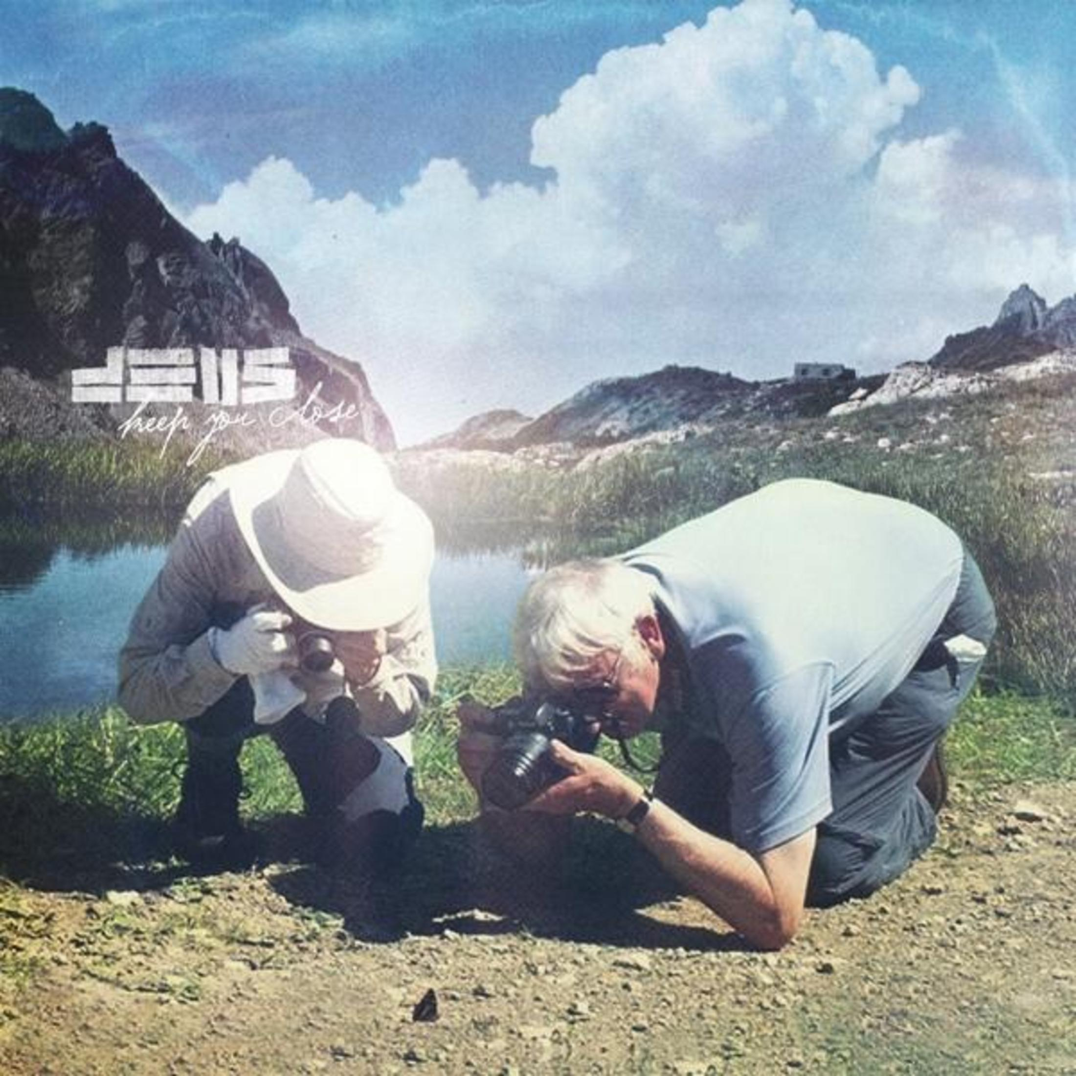 Copertina dell'album con due uomini che guardano una fotocamera in un paesaggio.