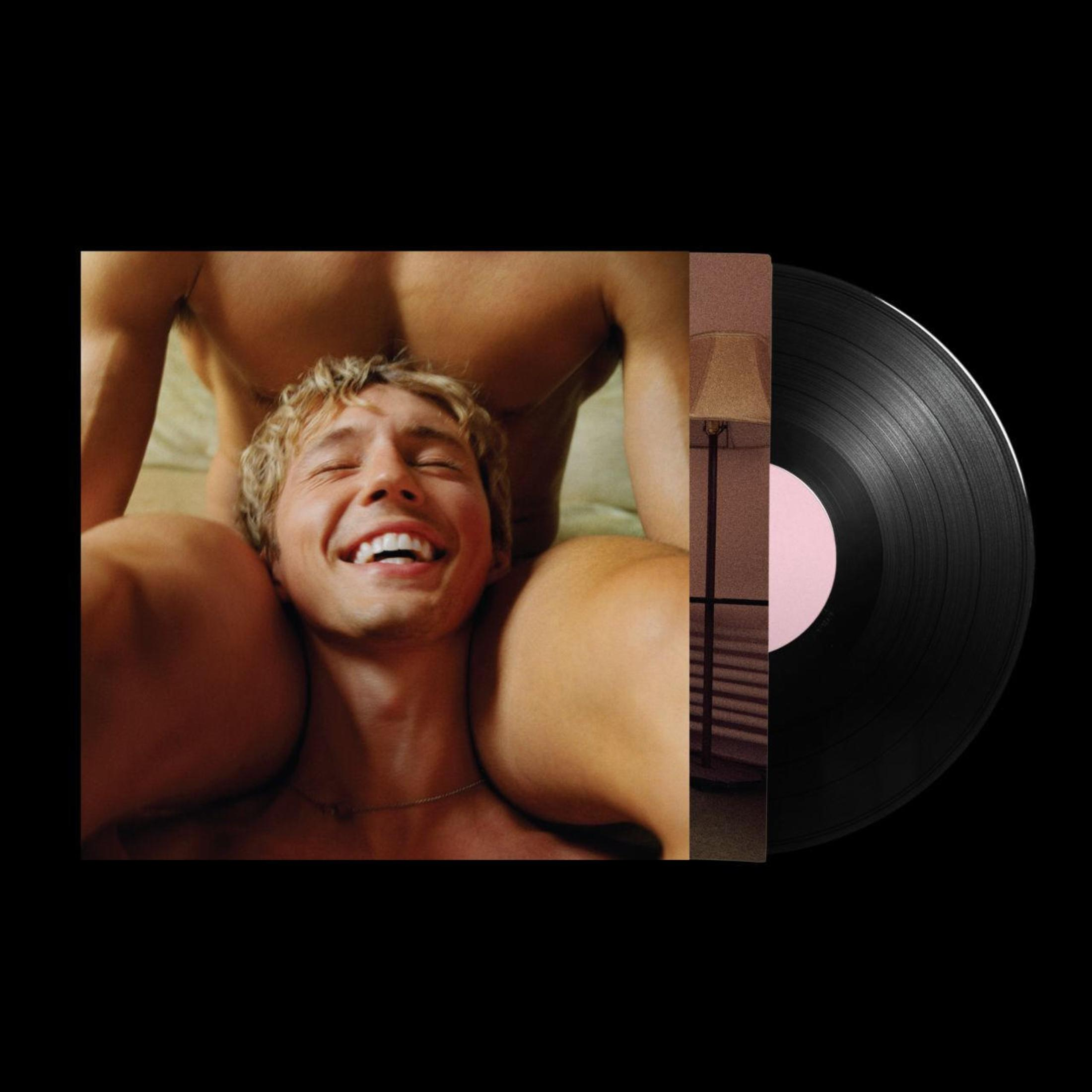 Copertina dell'album con un uomo sorridente e il torso di un altro uomo, con un disco in vinile.