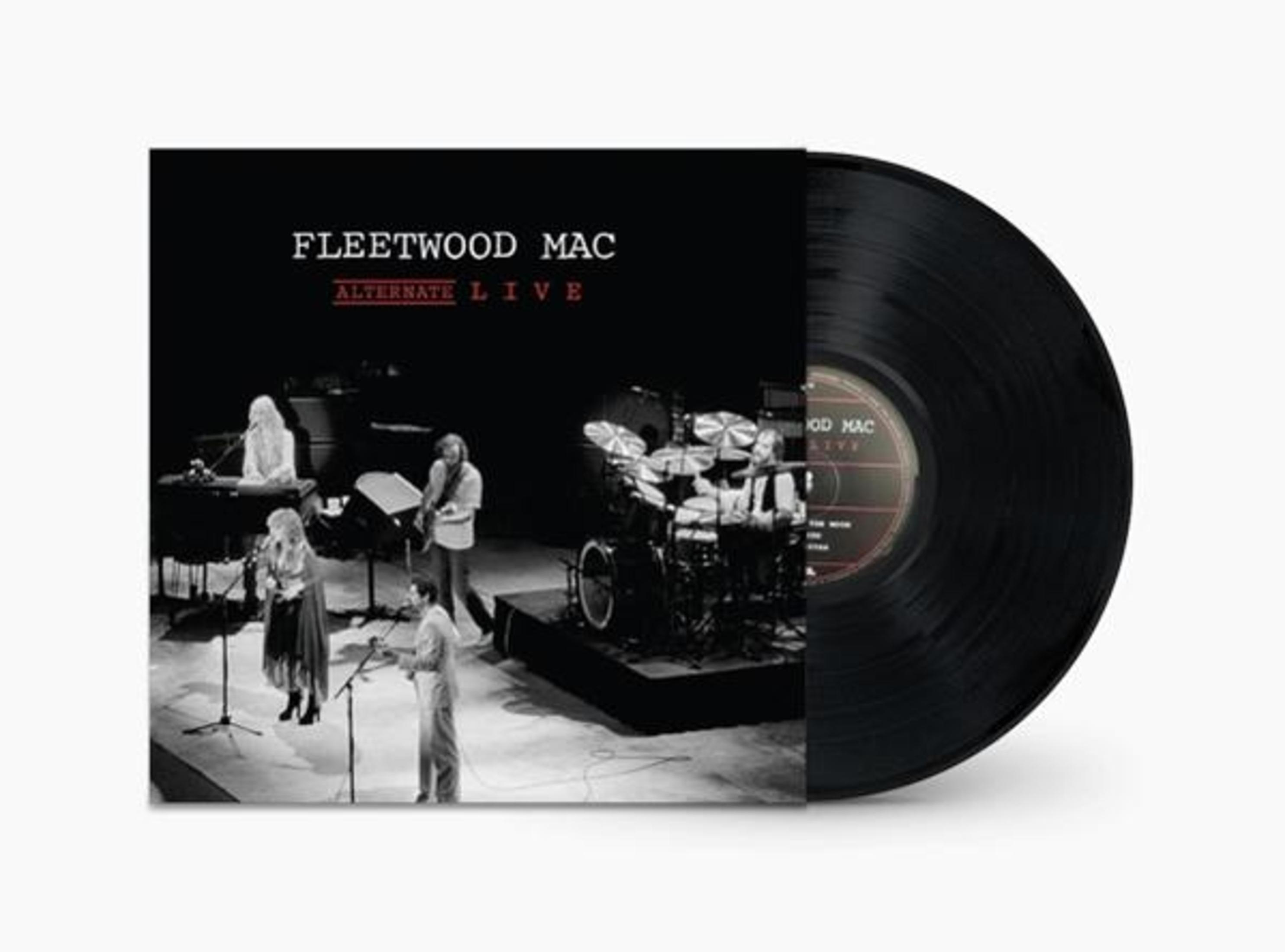 Albumhoes met een vinylplaat rechts. Band op het podium, speelt instrumenten.