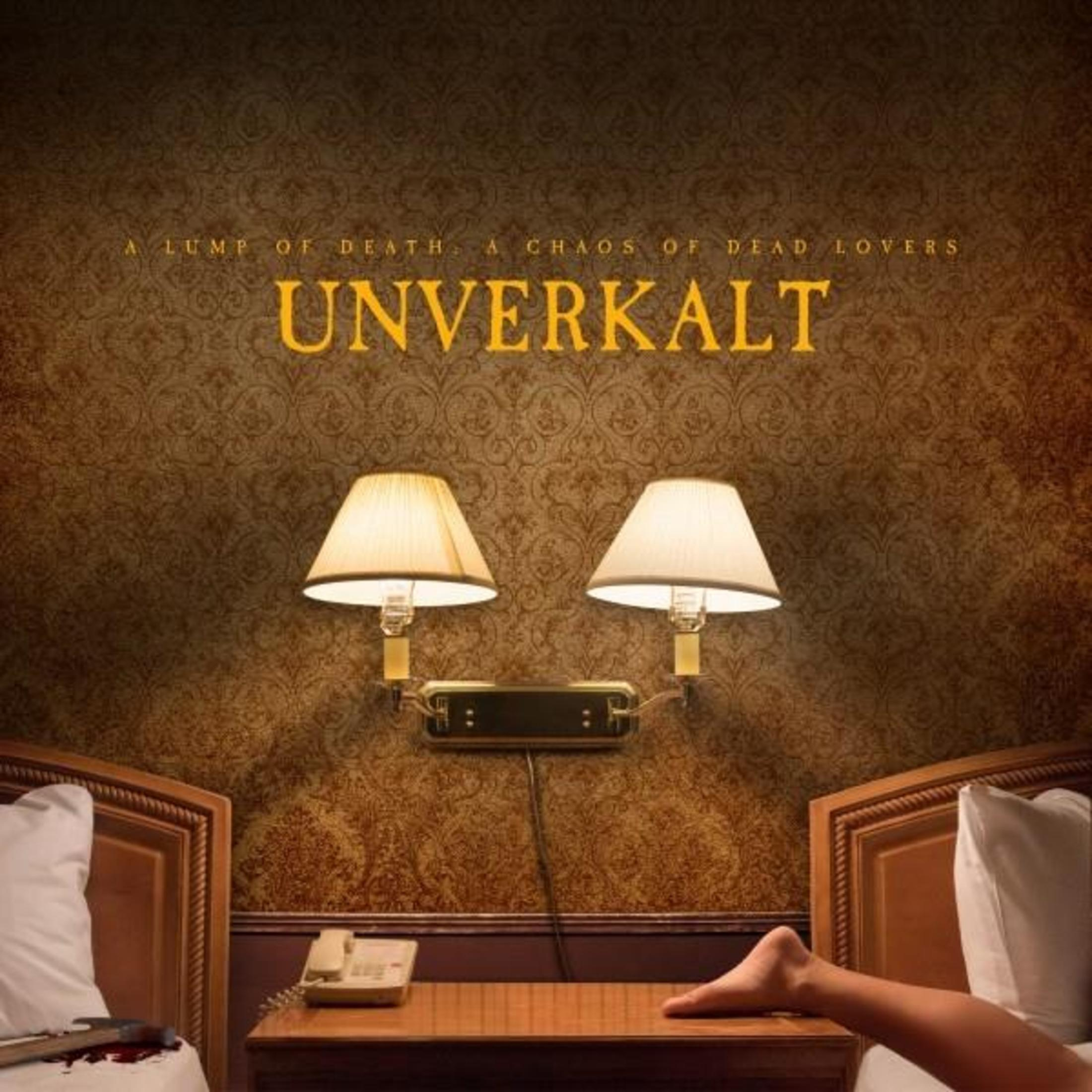 Una camera d'albergo con letti, lampade e una gamba. Testo: Unverkalt.