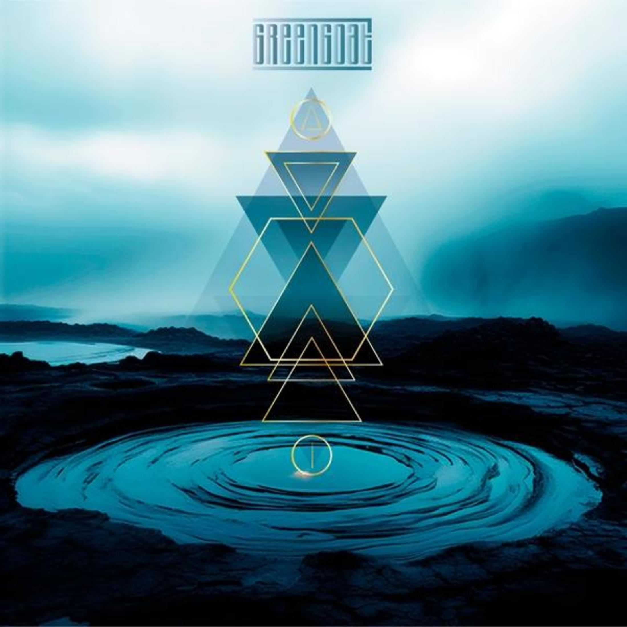 Copertina dell'album: Forme geometriche dorate sopra un corpo d'acqua blu scuro e una catena montuosa.
