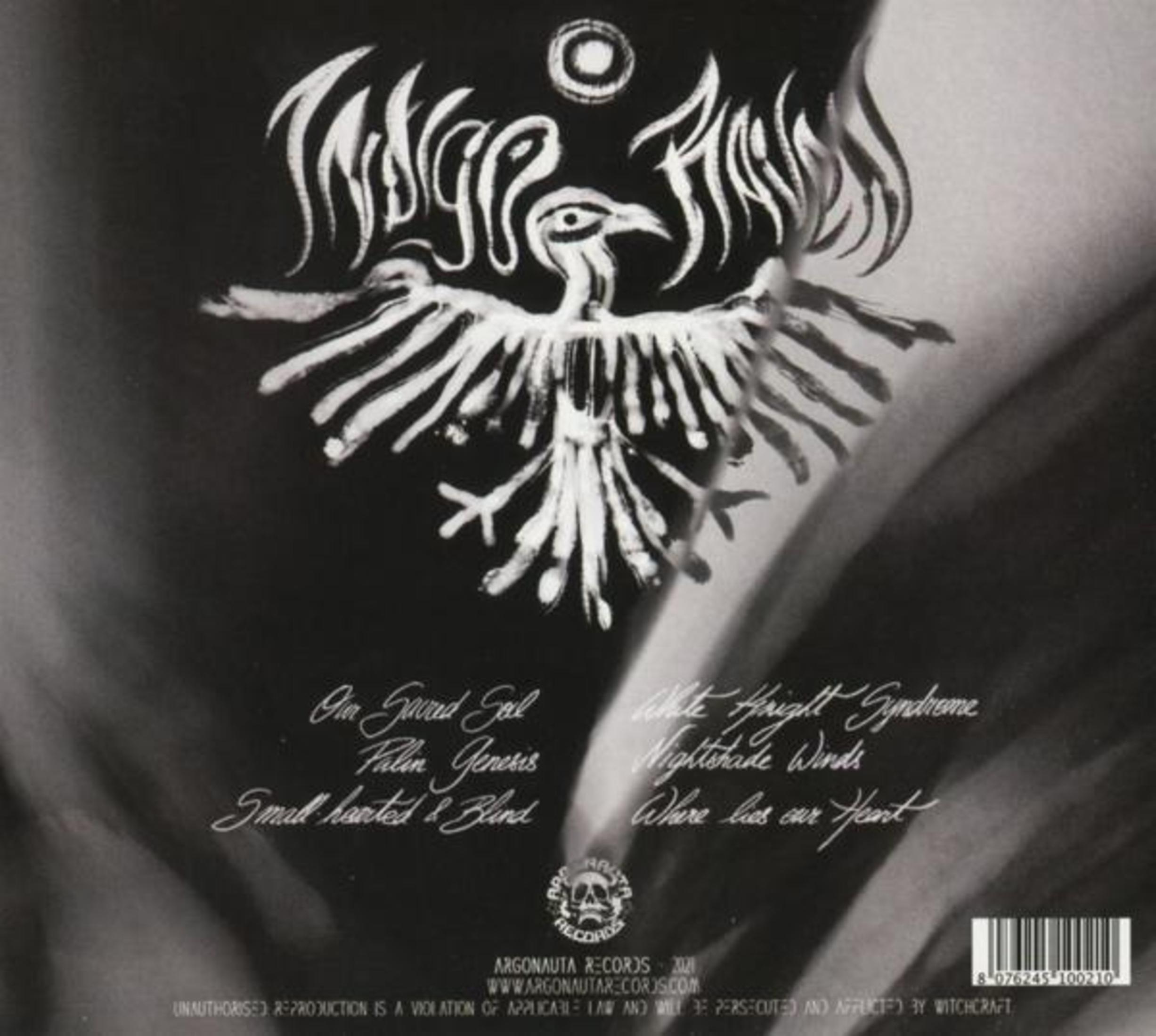 Copertina dell'album in bianco e nero con una figura simile a un uccello e testo stilizzato.